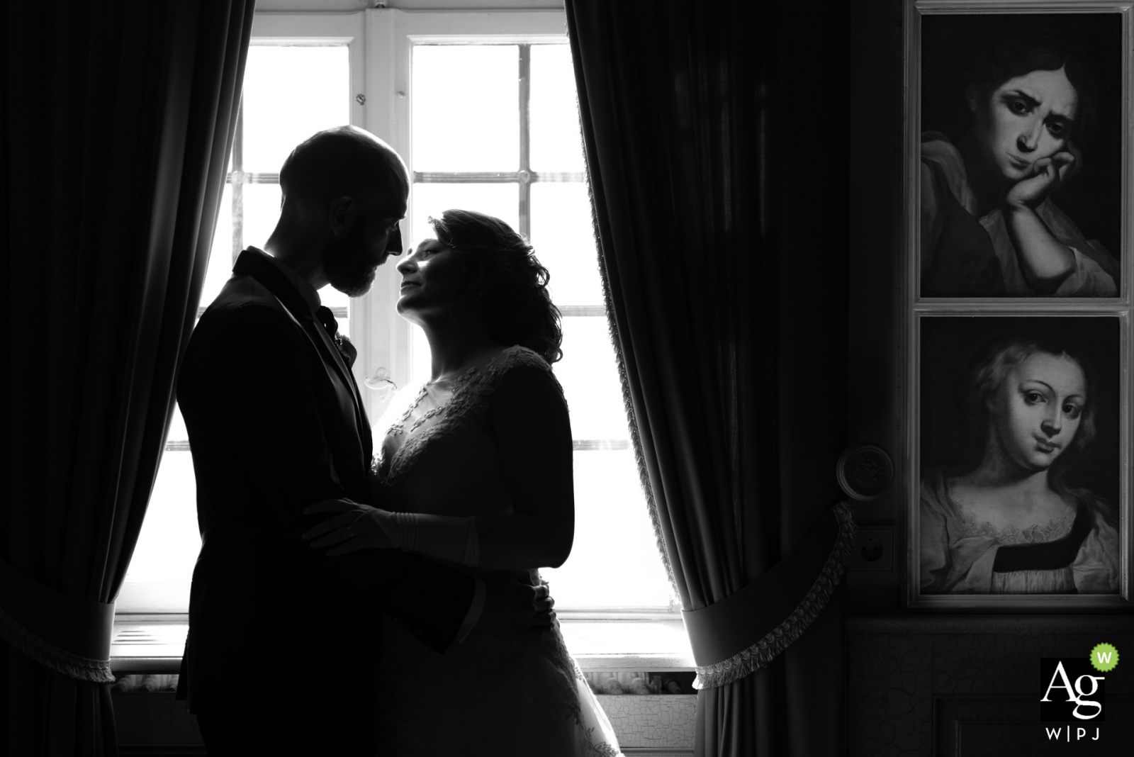 Black and white never goes out of style in this indoor Offenburg marriage image. 