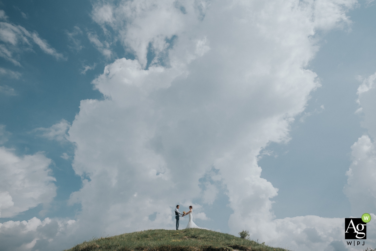 Die Wolken platzen vor Liebe zu diesem Hochzeitsfoto in Velenje.