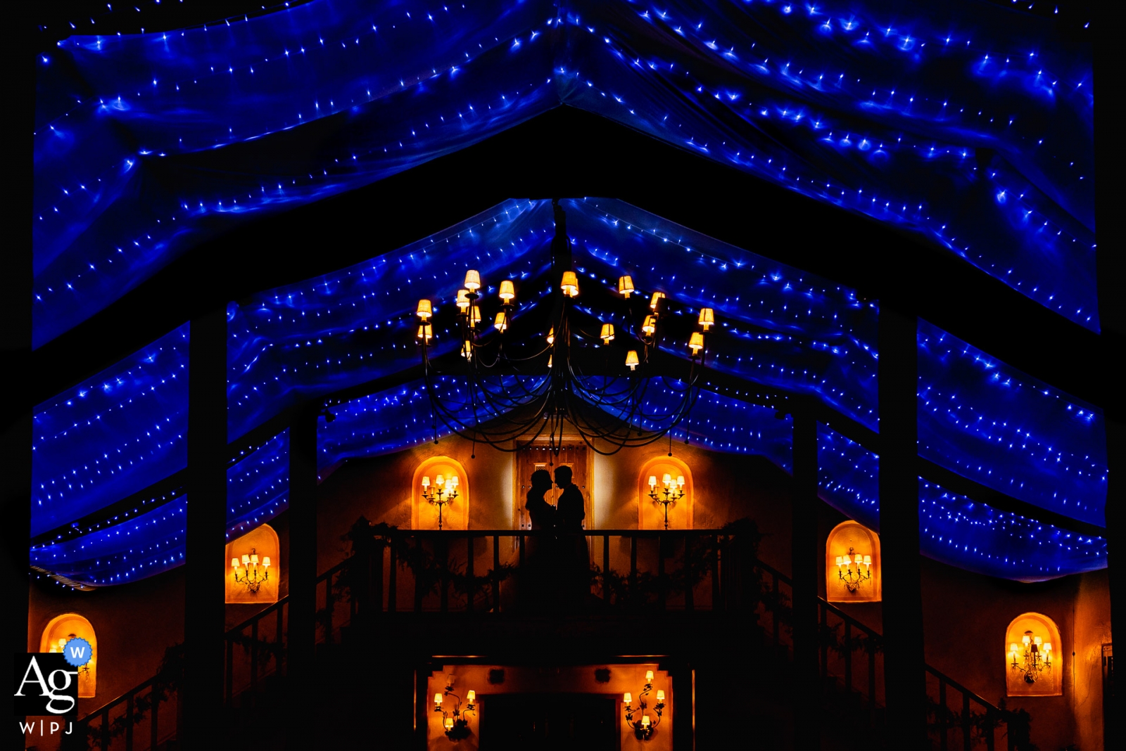 La luz de las velas es siempre romántica y ofrece una gran foto de boda en interiores en Madrid.