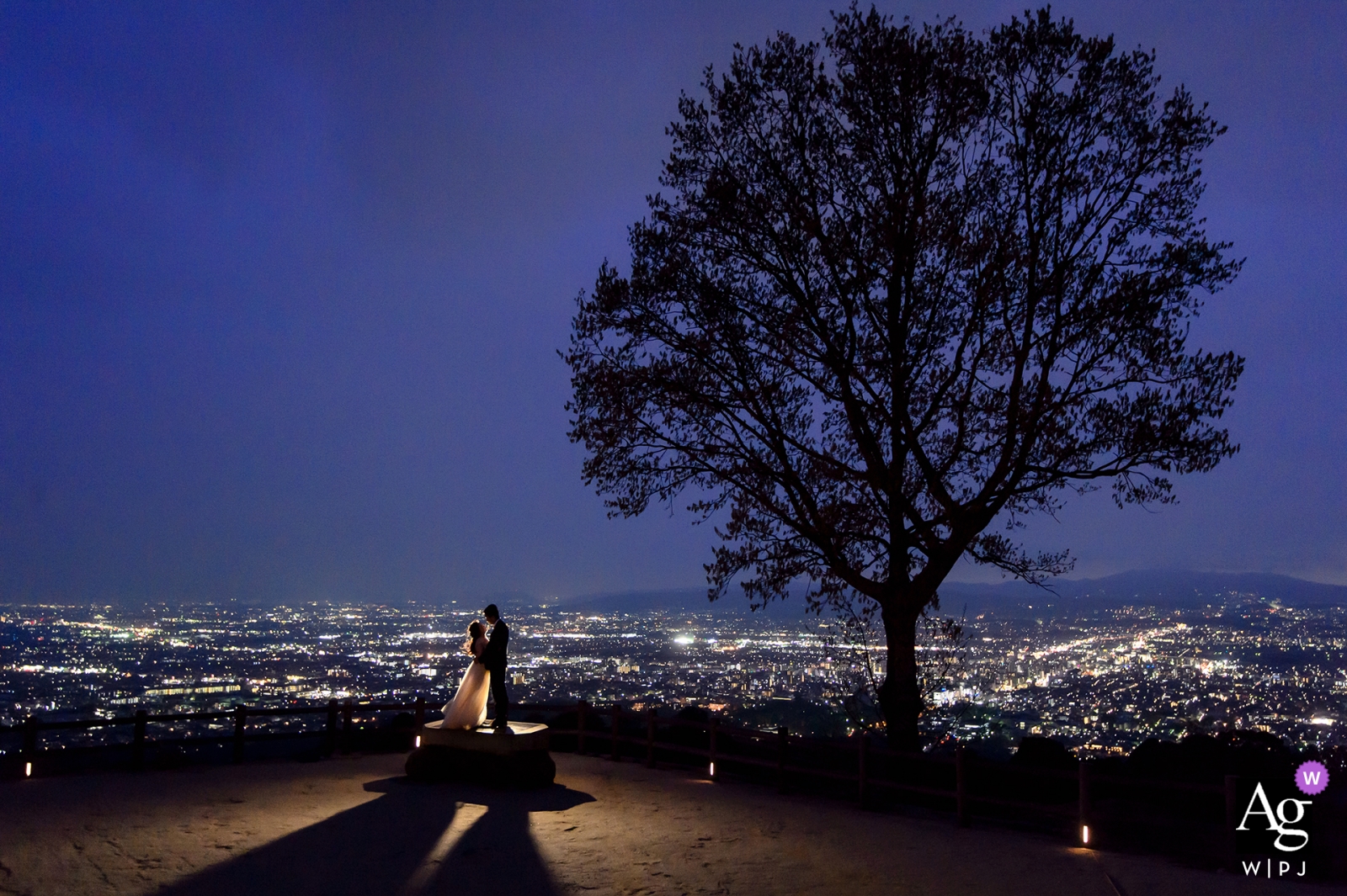 Affacciarsi sulla città di Taipei di notte è un modo unico per iniziare una foto di matrimonio.