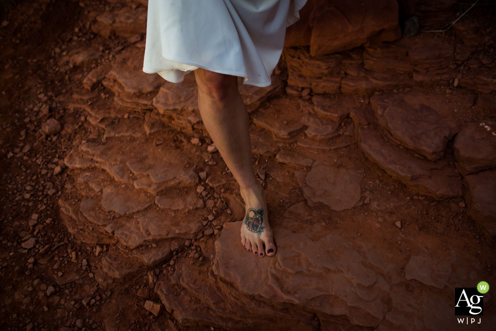 Los pies de la novia estaban adornados con delicadas sandalias, un hermoso detalle captado en una imagen de boda en Arizona