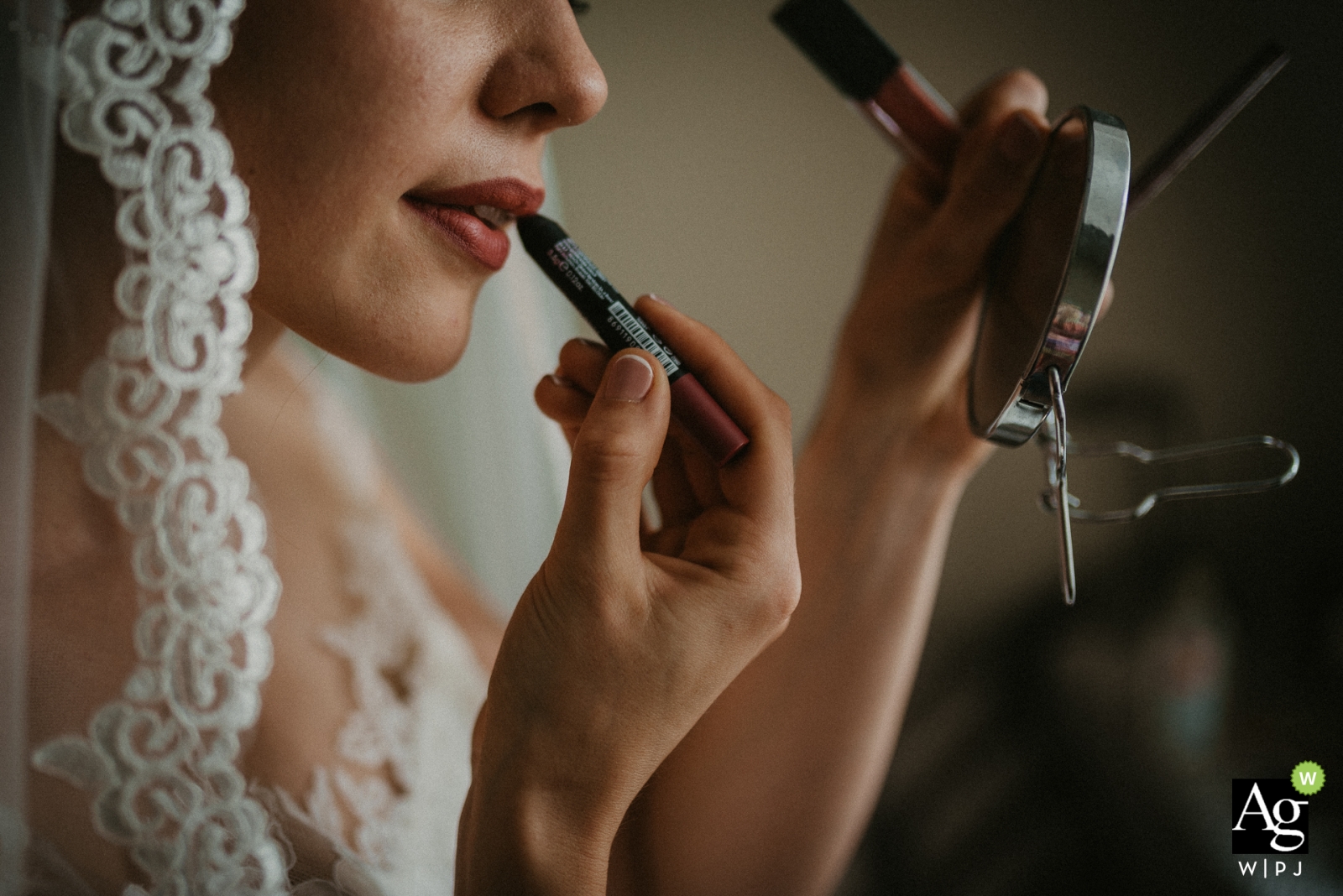 Die schöne bulgarische Braut trug sorgfältig ihren Lippenstift auf und bewunderte ihr Spiegelbild, während sie sich auf ihren besonderen Hochzeitstag vorbereitete