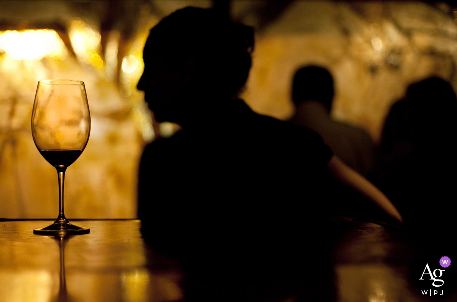 O lindo casamento de Phoenix estava cheio de silhuetas alegres de convidados e uma única taça de vinho na mesa