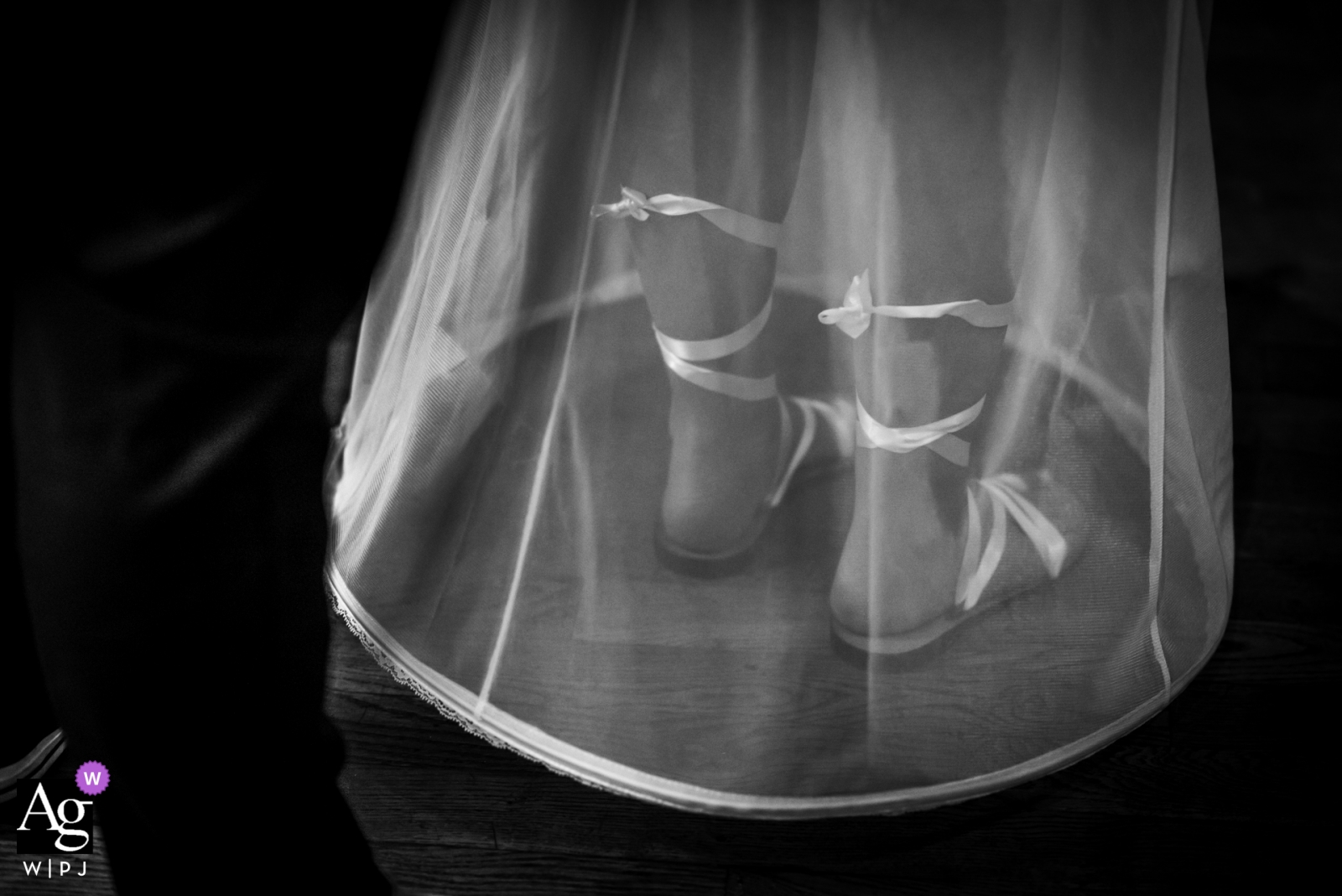 La mariée portait un slip transparent et ses pieds étaient ornés de sandales délicates