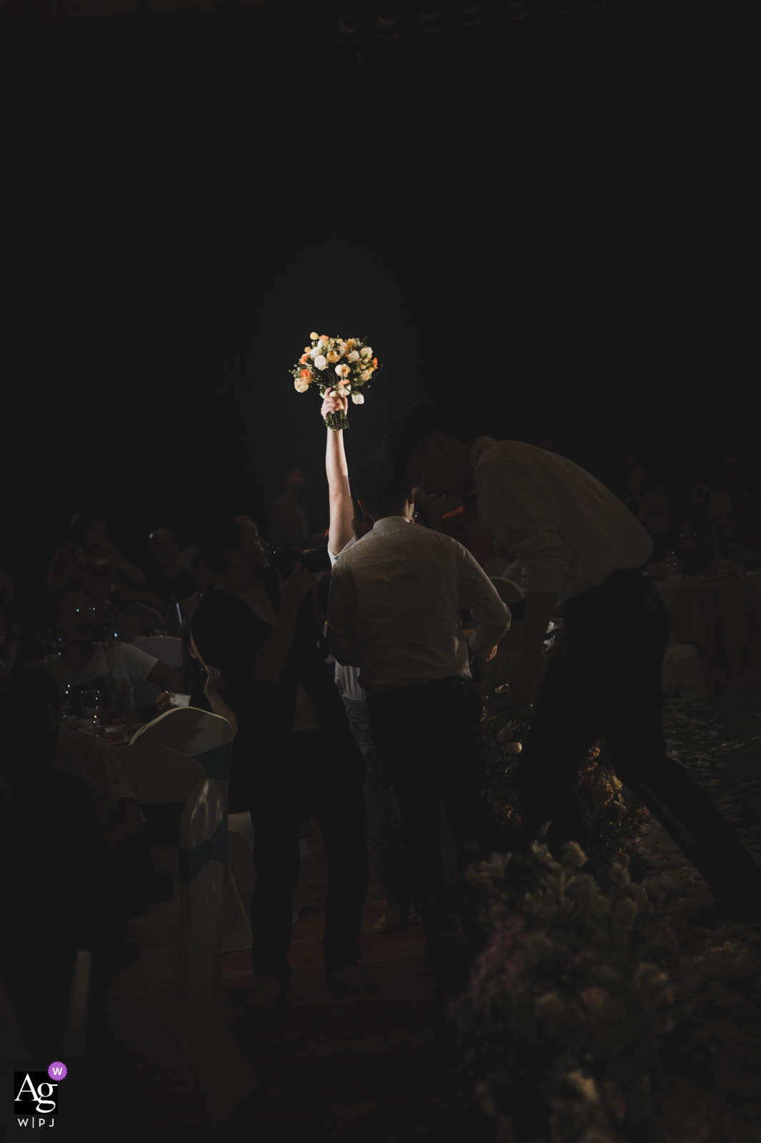 Xiangtan detail image of the bride's bouquet lifted up and lit