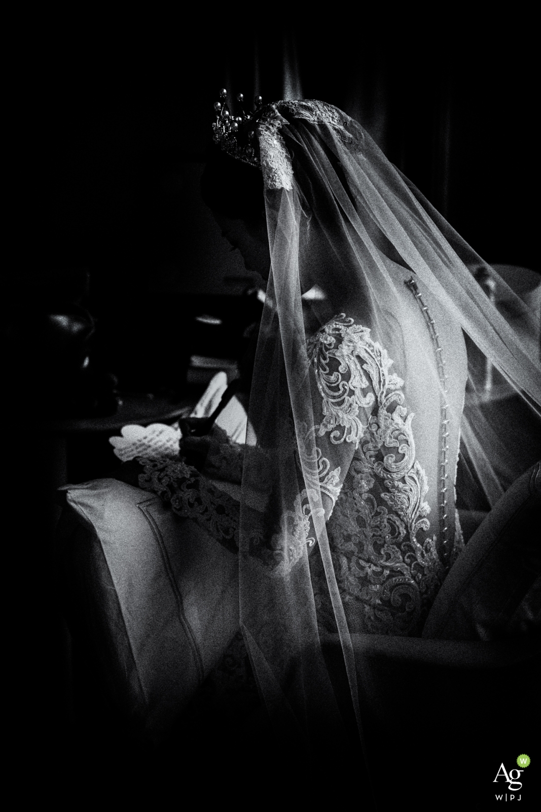 FuZhou bride detail image of her dress and veil