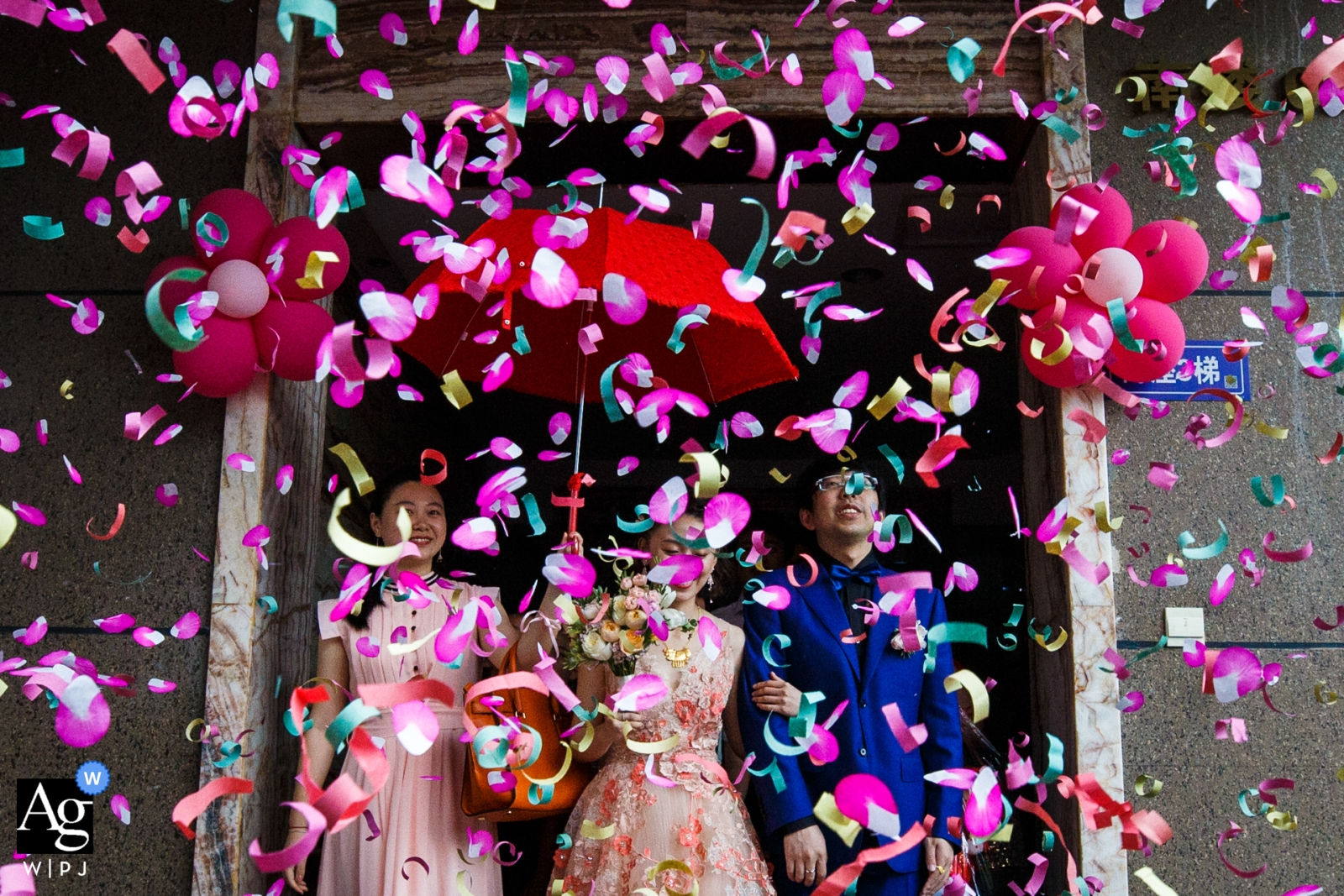 FuZhou wedding detail image of confetti flying