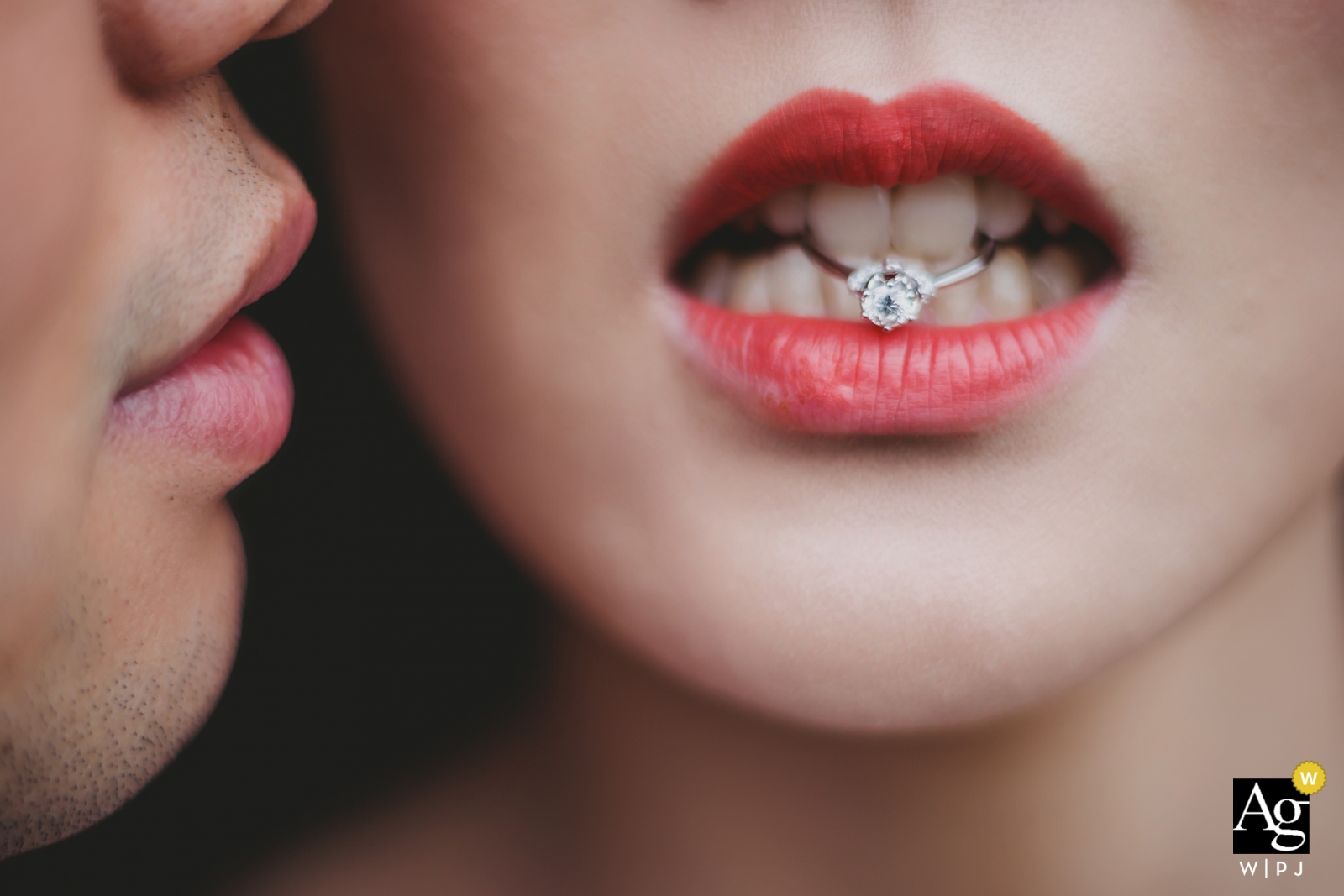 Fuzhou detail image of wedding ring held between bride's teeth