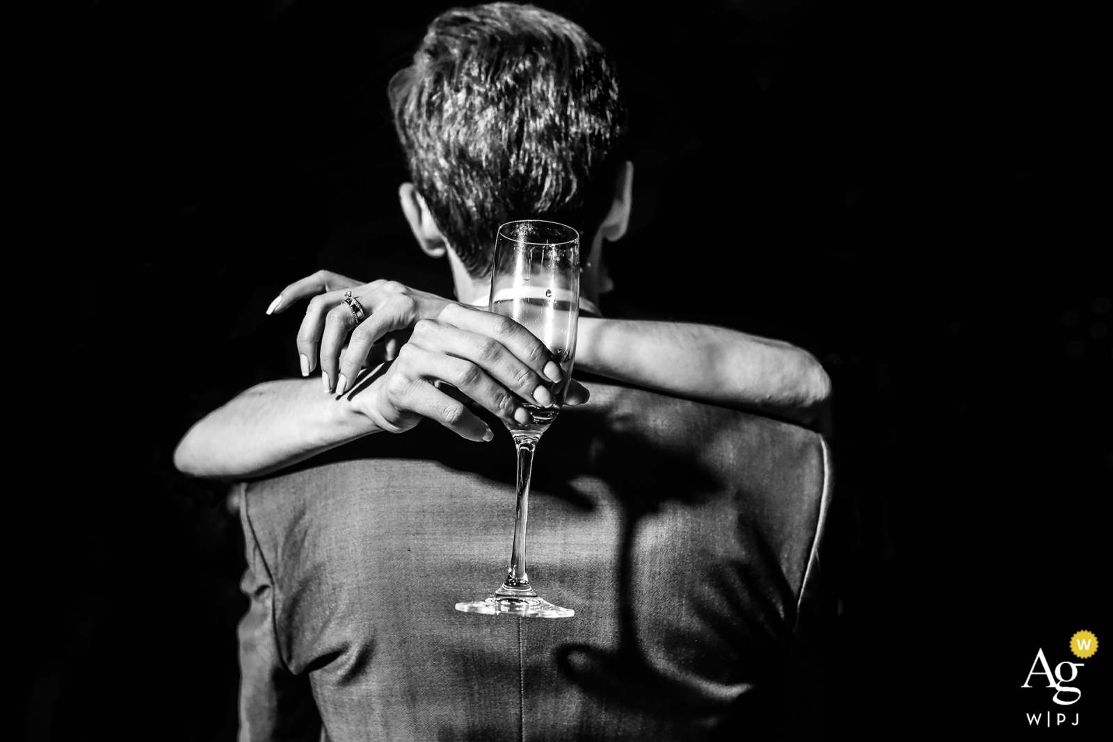 照片提供:<a href="https://www.wpja.com/photos/artistic-wedding-photographers-details/2318251"> Vinicius Fadul - CampinasSãoPaulo 創意婚紗攝影| 擁抱新郎的新娘舉行的香檳玻璃細節