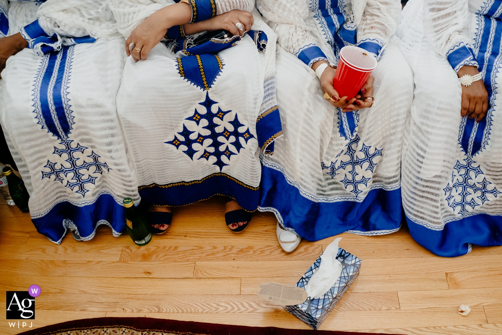 Imagen detallada de una boda en Toronto de una caja de pañuelos a los pies de los invitados a la boda