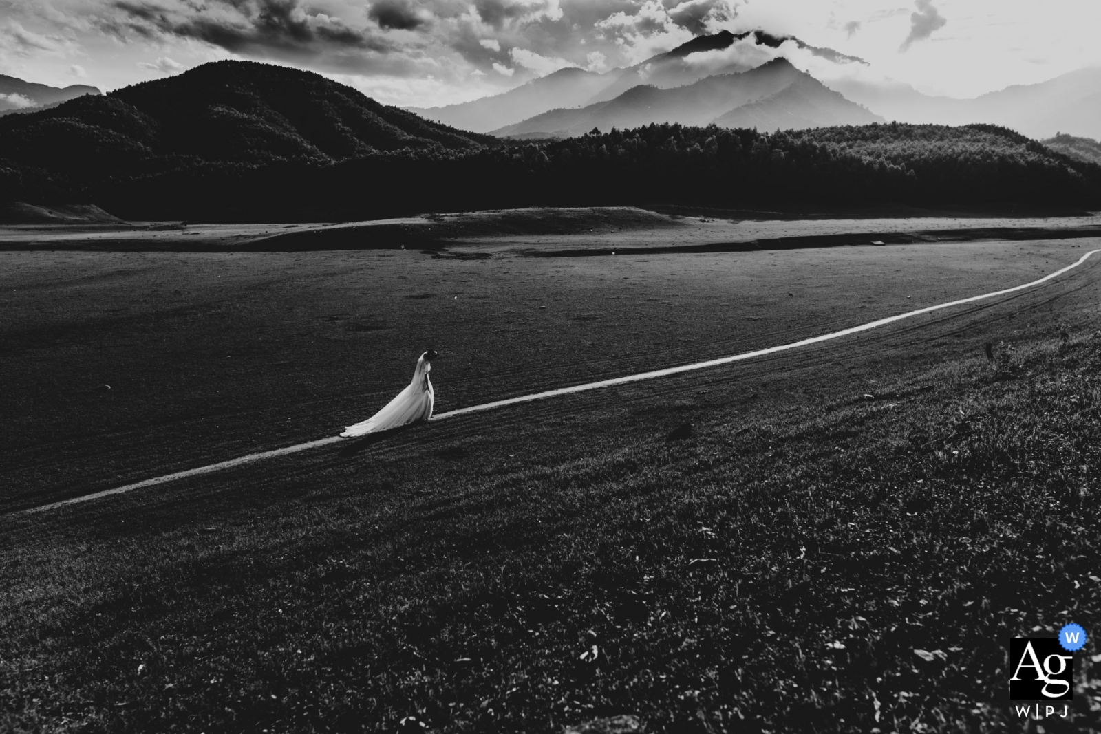 Foto von: <a href="https://www.wpja.com/photos/artistic-wedding-photographers-portrait/2330516"> Trung Dinh - Da Nang Da Nang Trung Dinh ist ein künstlerischer Hochzeitsfotograf für Da Nang