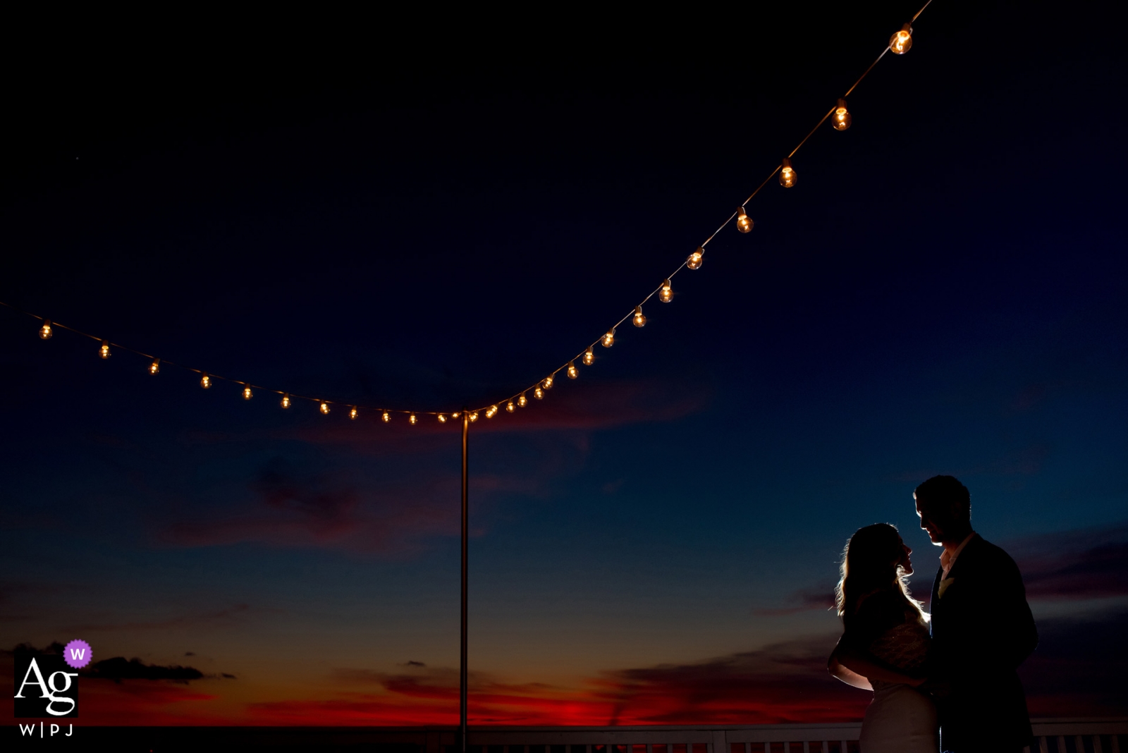 Photo: <a href="https://www.wpja.com/photos/artistic-wedding-photographers-portrait/2345741"> Julie Ambos - Key West en Floride Portrait de couple jour de mariage à Key West sous une chaîne de lumières de réception au crépuscule