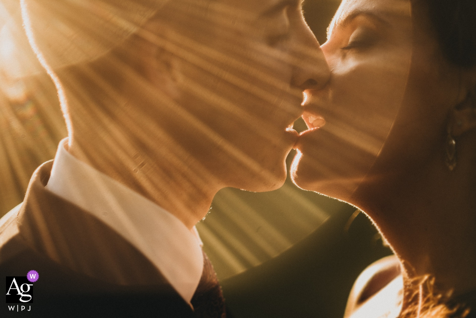 Photo: <a href="https://www.wpja.com/photos/artistic-wedding-photographers-portrait/2350241"> Sergio Cueto - Alcala de Henares Madrid soleil artistique évasé des photos de mariage d'un couple de Madrid