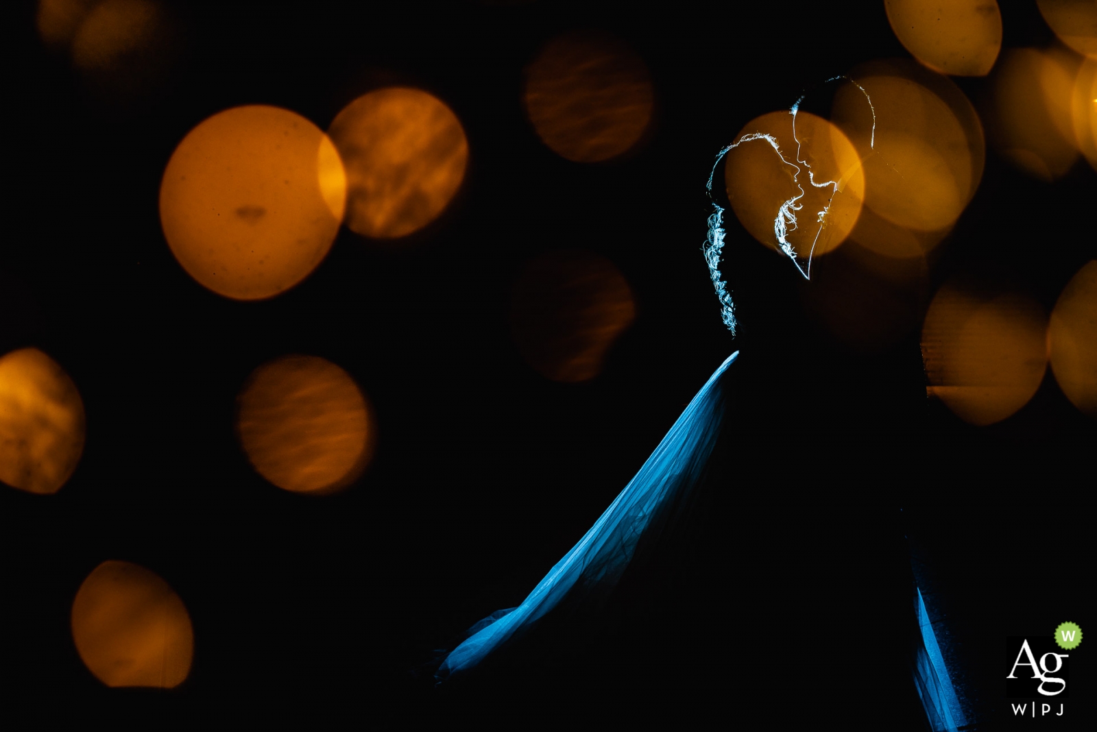 Photo par: <a href="https://www.wpja.com/photos/artistic-wedding-photographers-wedding-day-portrait/2350256"> Sergio Cueto - Alcala de Henares Madrid Photographe de mariage à Madrid, en Espagne, a créé cette photo d'un couple la nuit