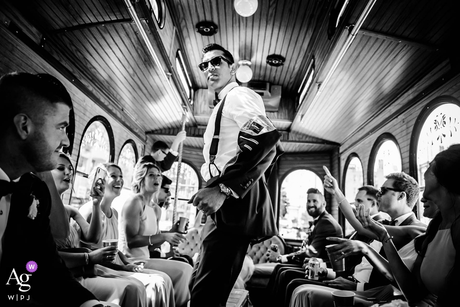Photo: <a href="https://www.wpja.com/photos/artistic-wedding-photographers-portrait/2360866"> Milan Lazic - Chicago, Illinois Chicago photographie de mariage portrait en bus de mariage avec la fête de mariage en noir et blanc