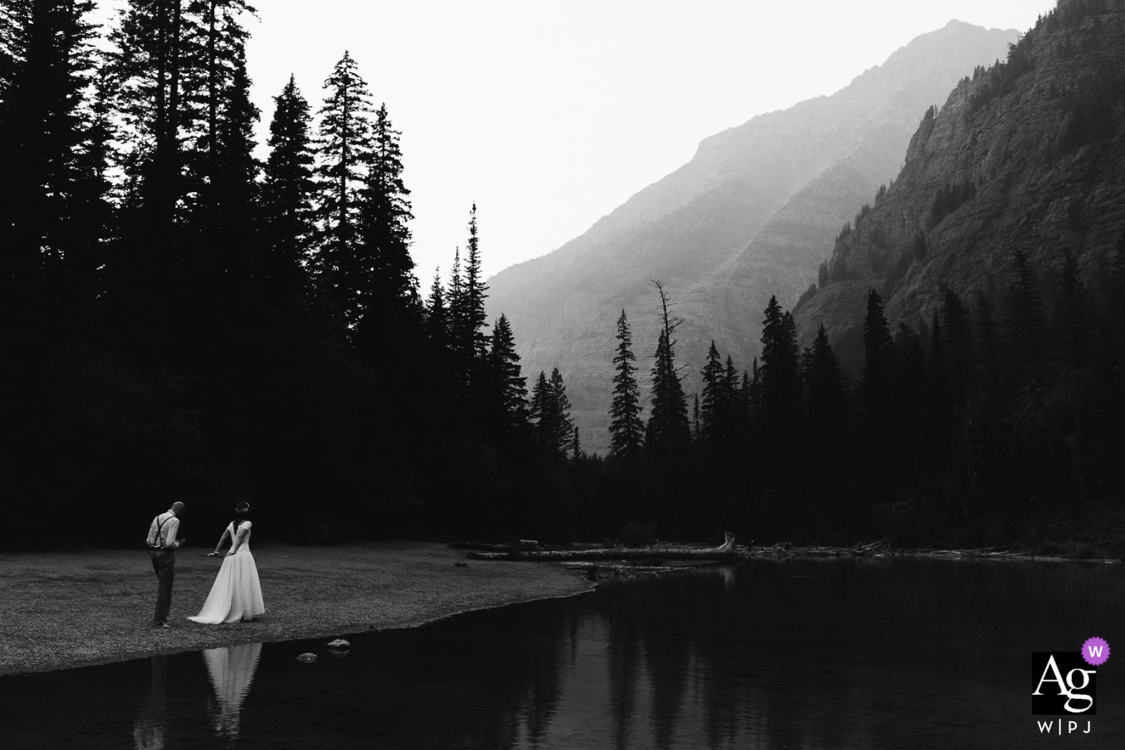 Foto por: <a href="https://www.wpja.com/photos/artistic-wedding-photographers-portrait/2370061"> David Clumpner - Missoula Montana Retrato de pareja del día de boda de Montana en blanco y negro con lago, árboles y montañas