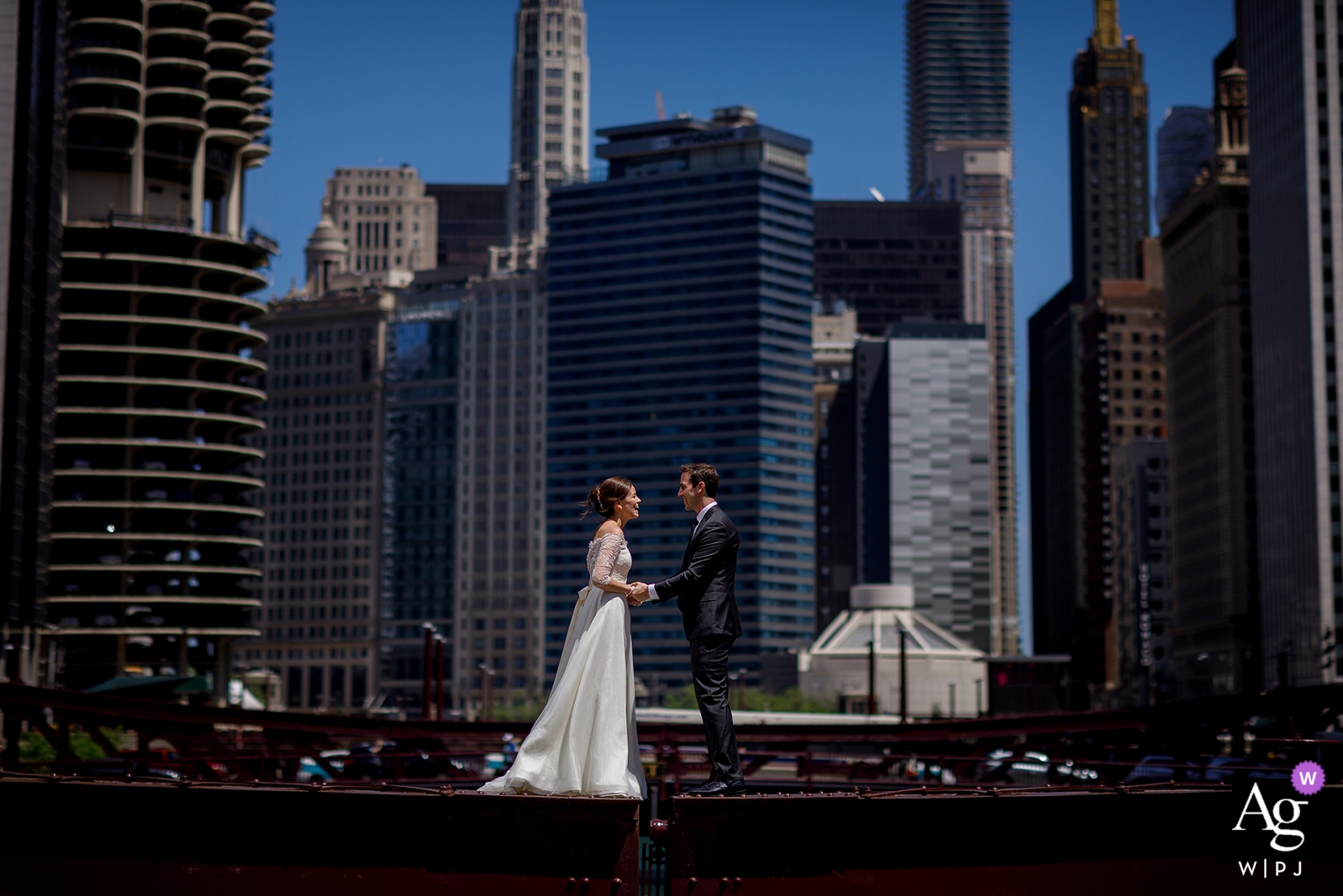 Photo de: <a href="https://www.wpja.com/photos/artistic-wedding-photographers-portrait/2384371"> Travis Haughton - Chicago, Illinois Chicago, Illinois, photo de mariage des mariés avec la silhouette de la ville derrière