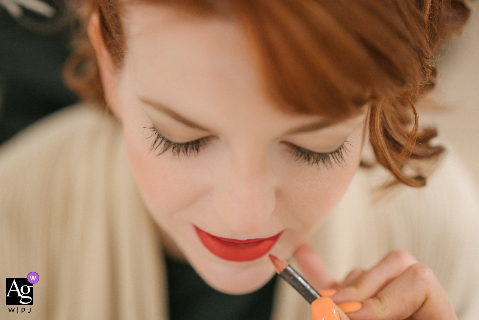 Diese in South Yorkshire aufgenommene Aufnahme aus der Vogelperspektive ist ein exquisites Detail der Braut und zeigt ihr makellos aufgetragenes Make-up; Der leuchtend rote Lippenstift ziert ihre Lippen und verleiht ihrer bezaubernden Schönheit einen Hauch von Eleganz