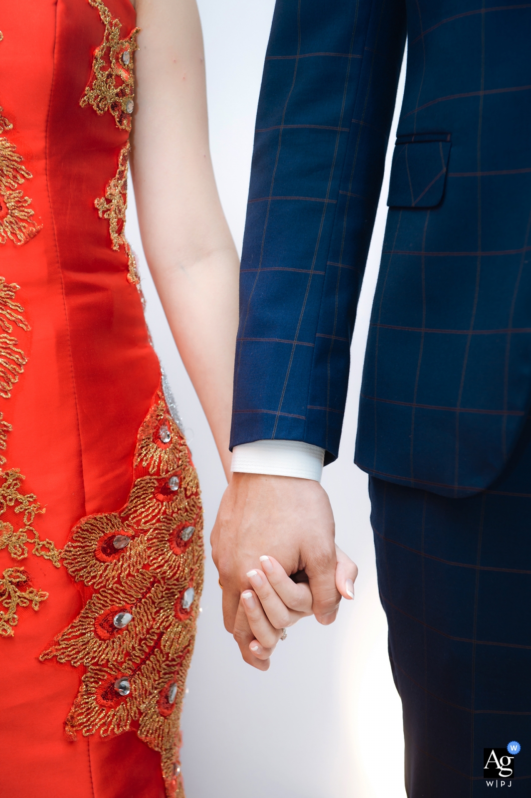 At a wedding in Hualien County, the newlyweds posed for a professional photo, the bride and groom standing together hand in hand