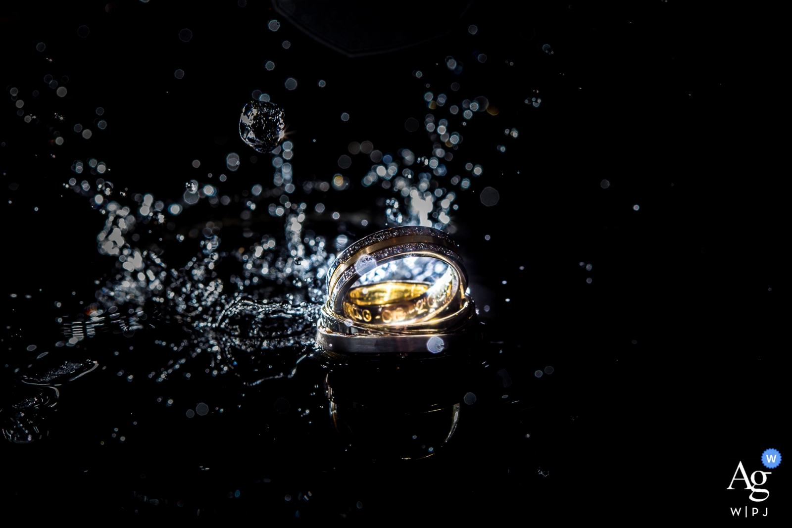 Il giorno del loro matrimonio, una fotografia professionale in primo piano degli anelli della coppia che volavano in aria e si tuffavano in uno specchio d'acqua è stata catturata ad arte in una sede dell'Olanda settentrionale