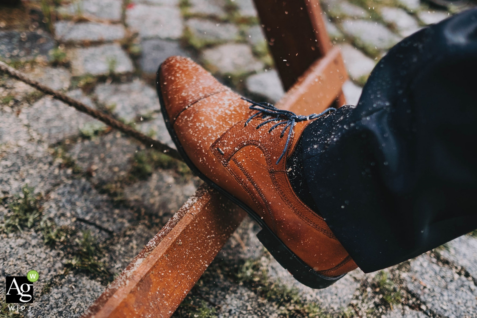 En la boda en Leipzig, el novio fue retratado ingeniosamente a través de un primer plano de su zapato y su pie descansando sobre la cruceta de una silla de ceremonia de madera.