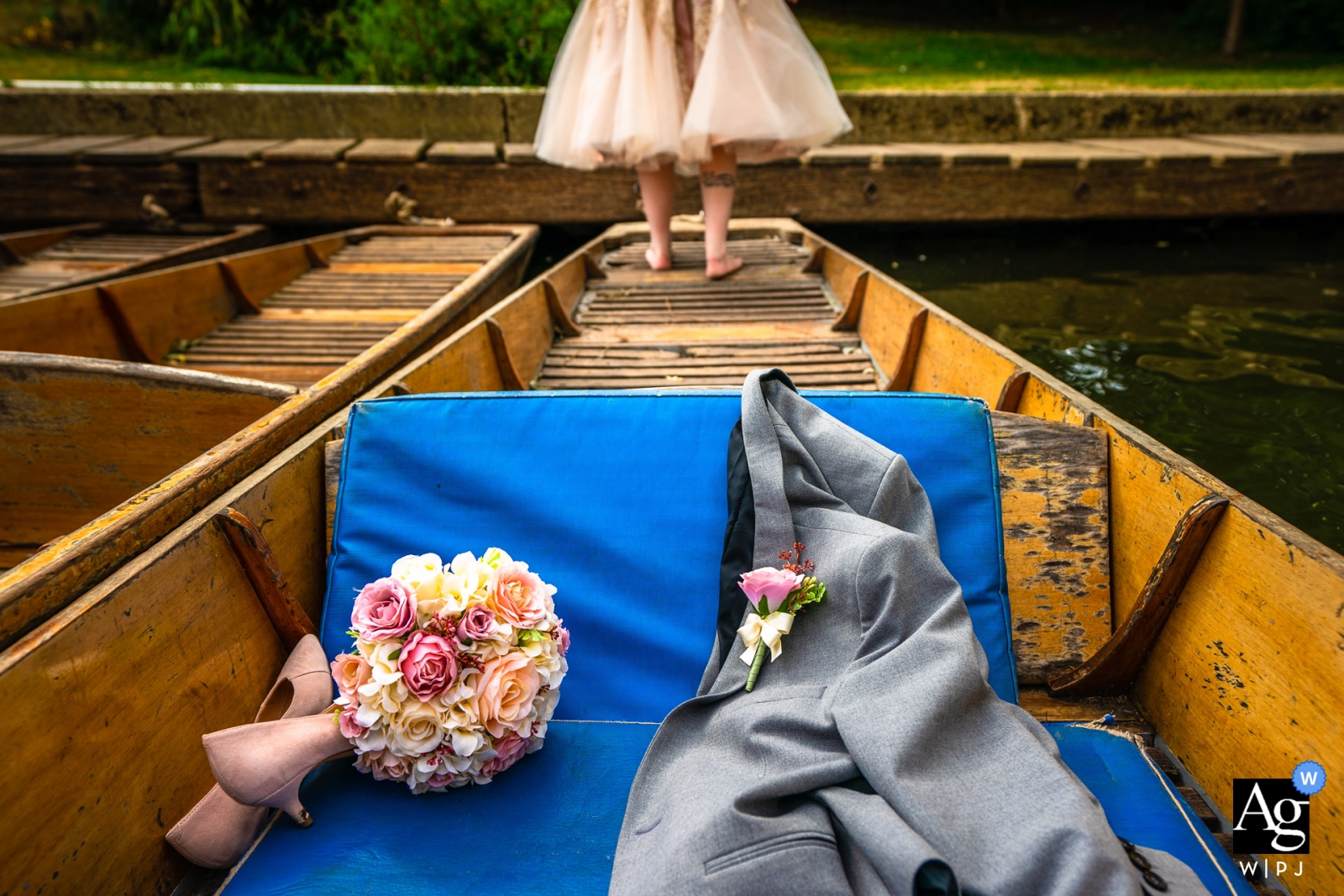 No dia do casamento, os noivos posaram para uma imagem profissional, com o buquê da noiva descansando no banco de um barco de madeira na água em um local em Hampshire, Reino Unido, ao lado da flor na lapela do noivo presa ao paletó