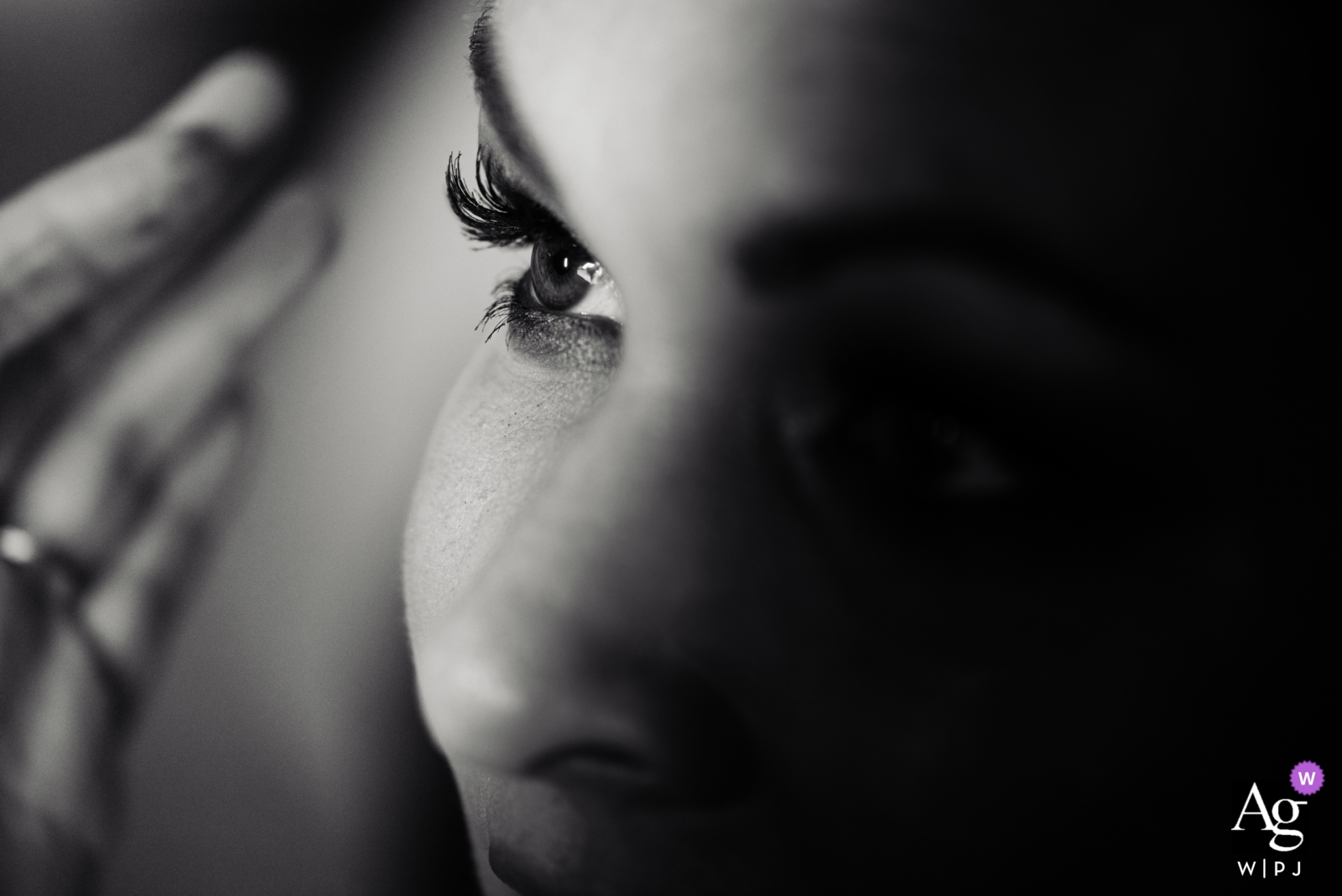 Un gros plan en noir et blanc d'un maquillage de mariage avec les cils pris au Ritz Dubai