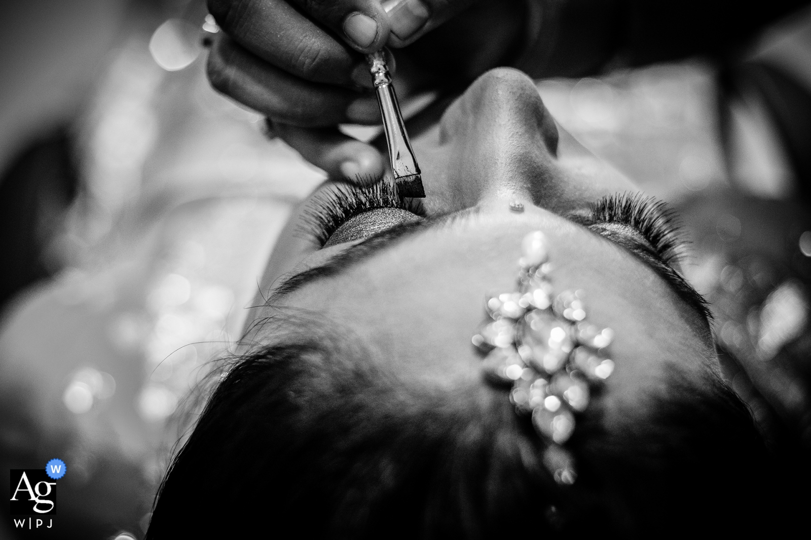 Foto di: <a href="https://www.wpja.com/photos/artistic-wedding-photographers-details/2415566"> Anupa Shah - Mumbai Maharashtra Mumbai, India fotografia di matrimonio di prepararsi | trucco da sposa in foto in bianco e nero