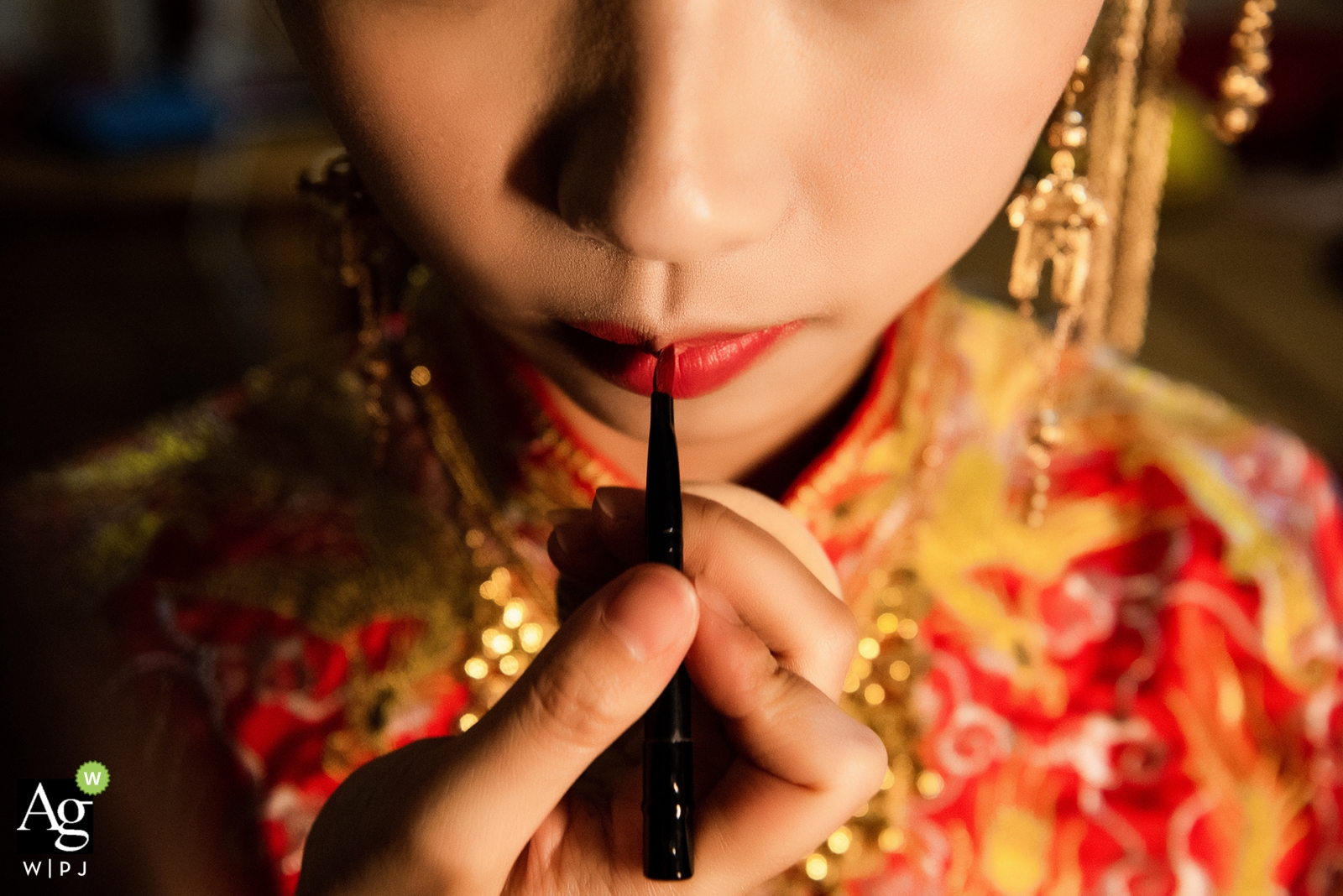 Zdjęcie: <a href="https://www.wpja.com/photos/artistic-wedding-photographers-wedding-day-details/2415746"> Kai Xiao - Sanming Fujian, Chiny panna młoda dostaje pomoc z makijażem szminki