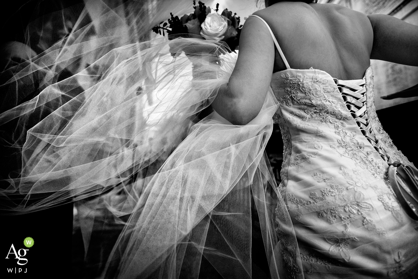 Photo: <a href="https://www.wpja.com/photos/artistic-wedding-photographers-wedding-day-details/2416146"> Danilo Coluccio - Siderno Reggio Calabria Église San Benedetto Abate, Cetraro, Calabre. À son arrivée dans l'église, le photographe a été frappé par les détails du voile et de la robe.