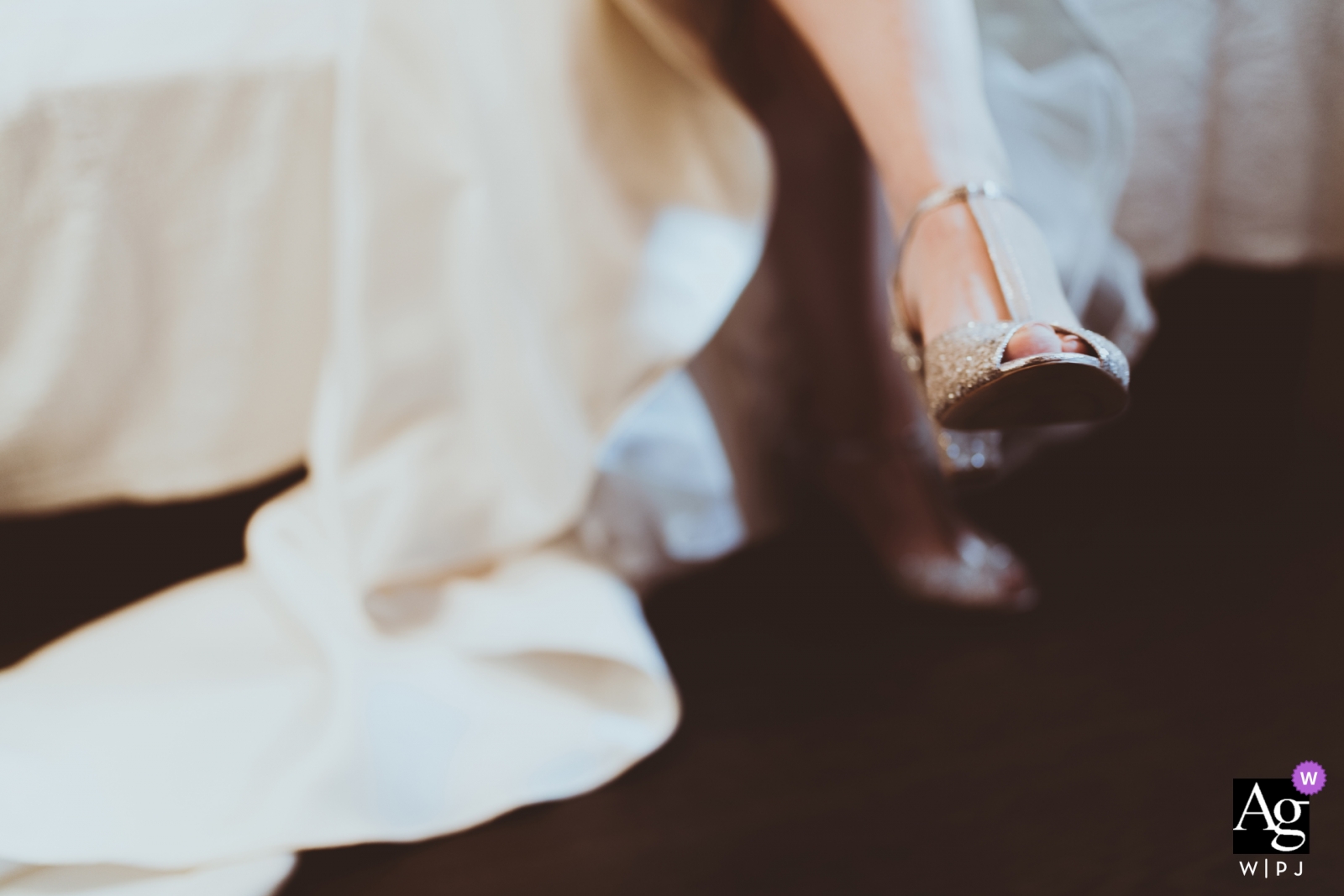 Una foto de boda tomada en Balatonfured muestra a la novia esperando a que comience la ceremonia, con sus zapatos blancos de boda.