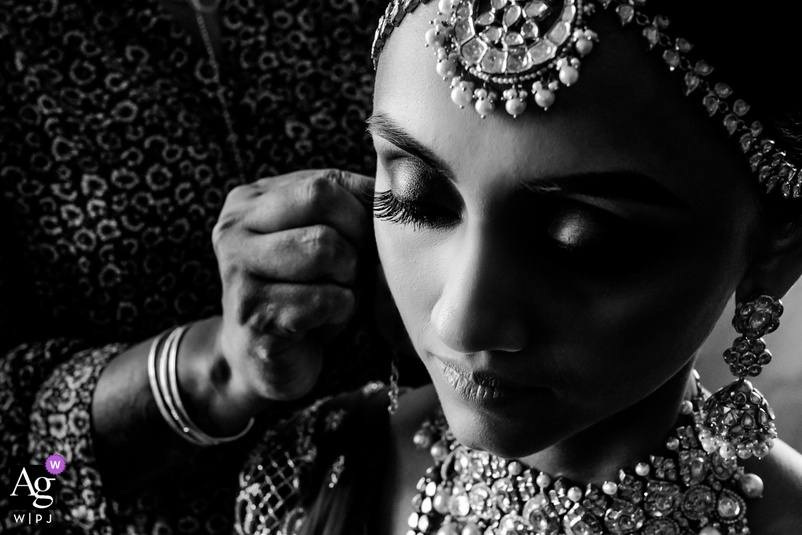 Cette photographie en noir et blanc de Mumbai, en Inde, représente une mariée ornée de nombreux bijoux