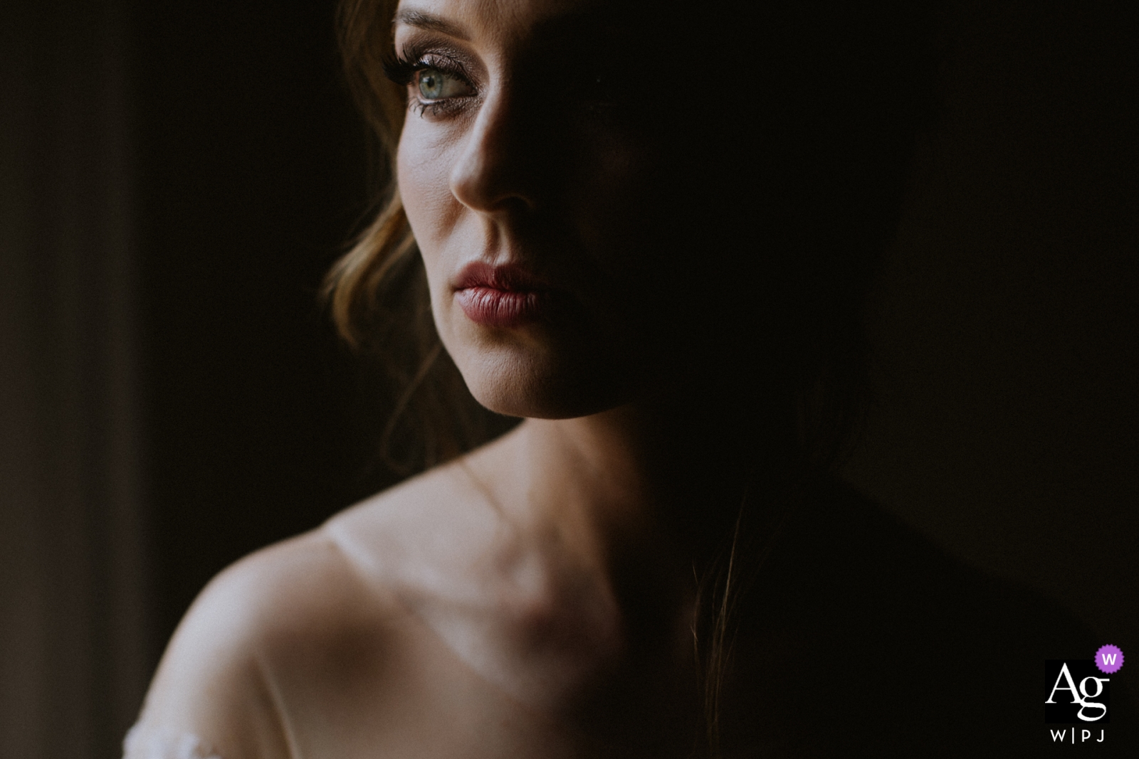 At the Hotel Weiand in Lajeado, Brazil, a unique portrait was taken of the bride, with half her face in window light and the other half in darkness