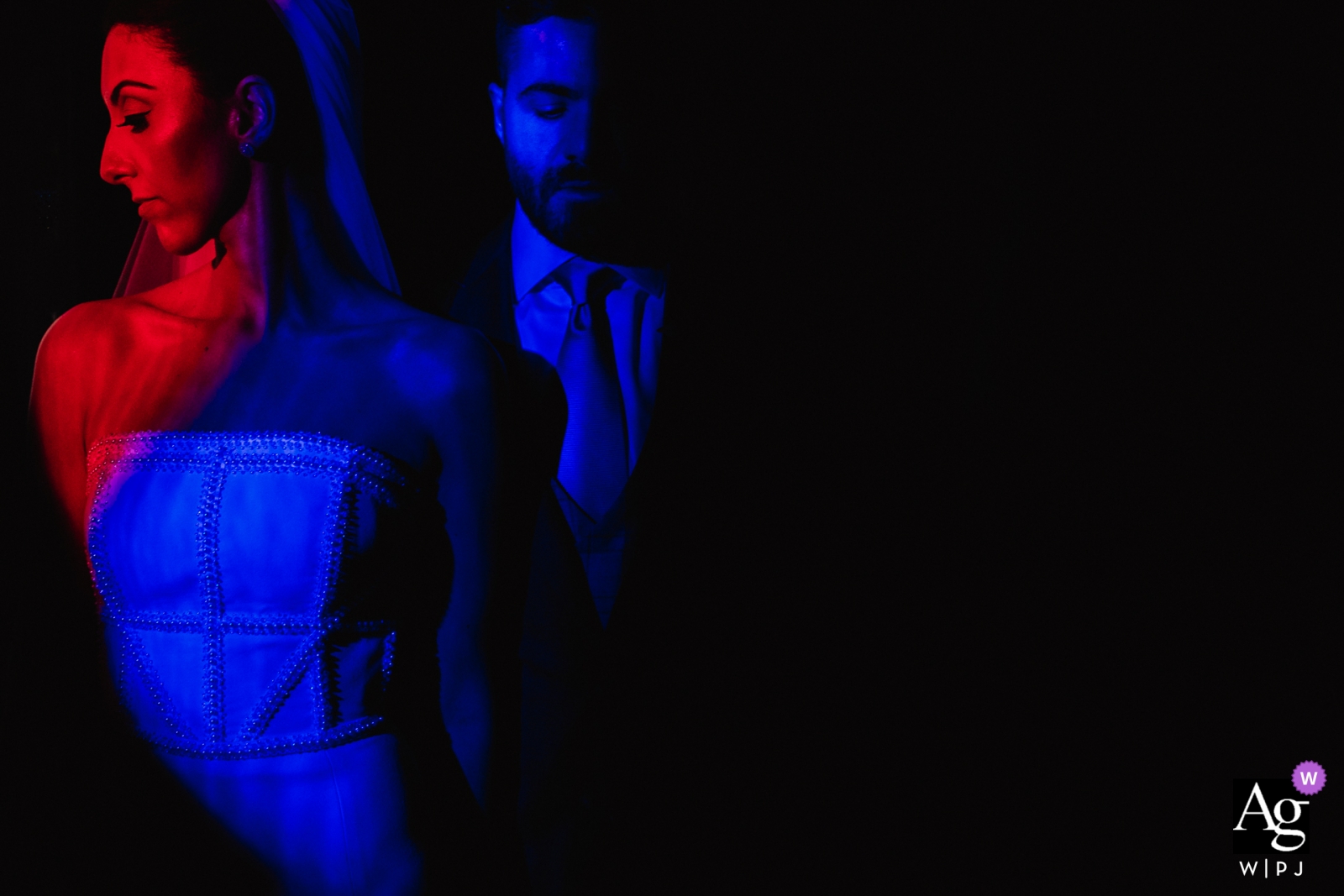 El día de su boda en Villa Toscana en Bagé, Brasil, la pareja tenía una iglesia con vidrieras rojas y azules que creaban una imagen fotográfica memorable.