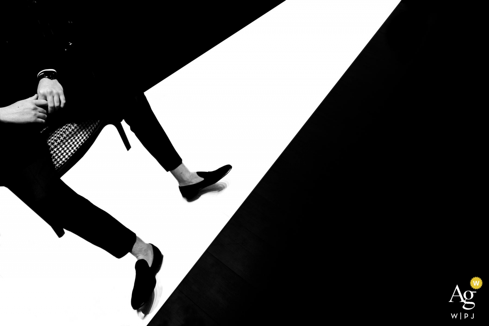 At the wedding in São Caetano do Sul, an image captured the groom's tension with his hands folded together in anticipation of the bride's readiness