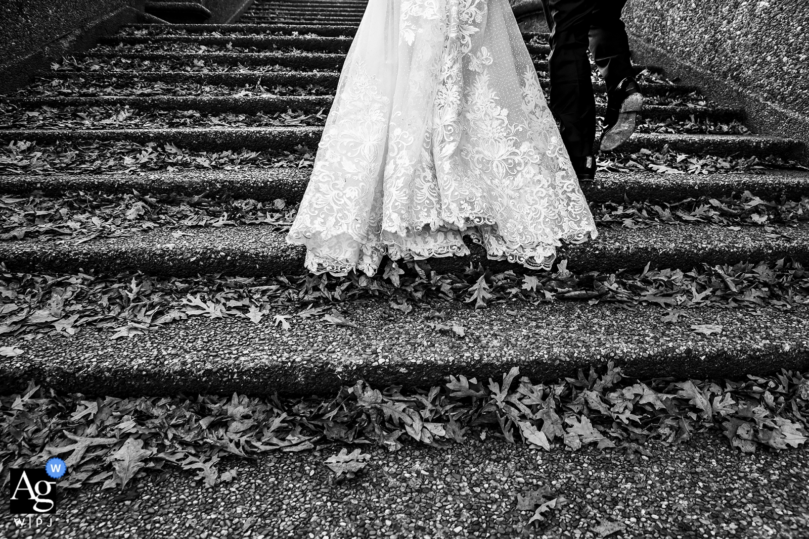 Photo par: <a href="https://www.wpja.com/photos/artistic-wedding-photographers/2439476"> Jesse La Plante - Boulder Colorado Les mariés marchant dans le parc près de St. Frances Hall (Washington, DC) après leur mariage
