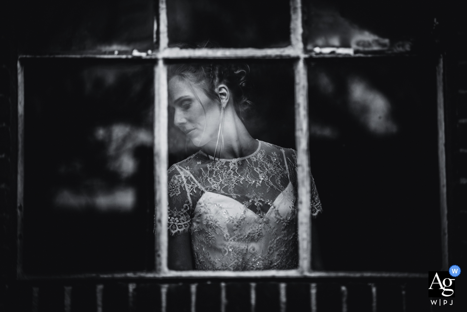 Una novia posó de perfil en una ventana en Ede, Países Bajos en Gelderland, para una hermosa foto de boda en blanco y negro.