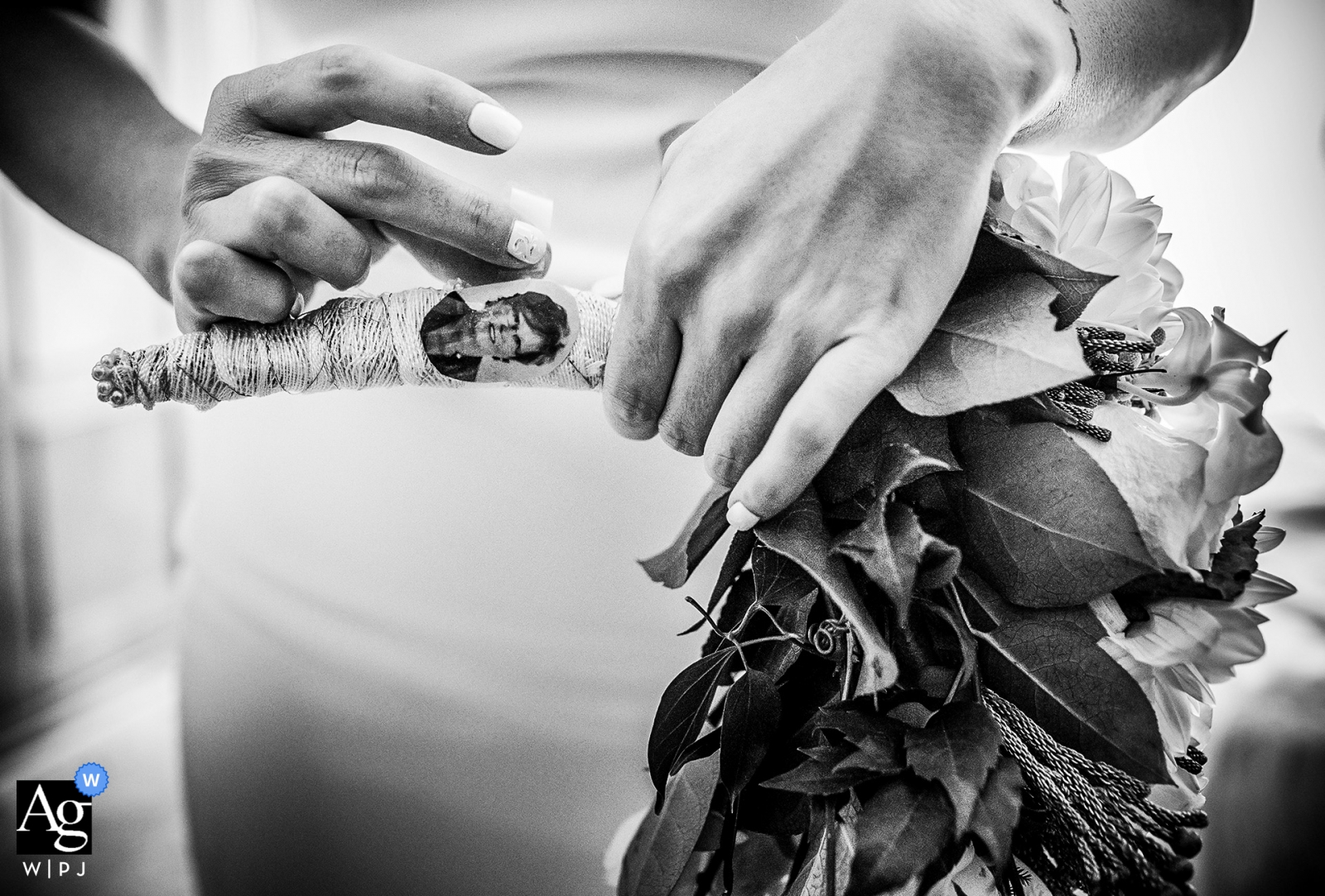Photo by: <a href="https://www.wpja.com/photos/artistic-wedding-photographers/2439601">Eduardo Blanco - Águilas Murcia Almería wedding photography | Details that are important - the brides bouquet of flowers with a portrait of a family member attached