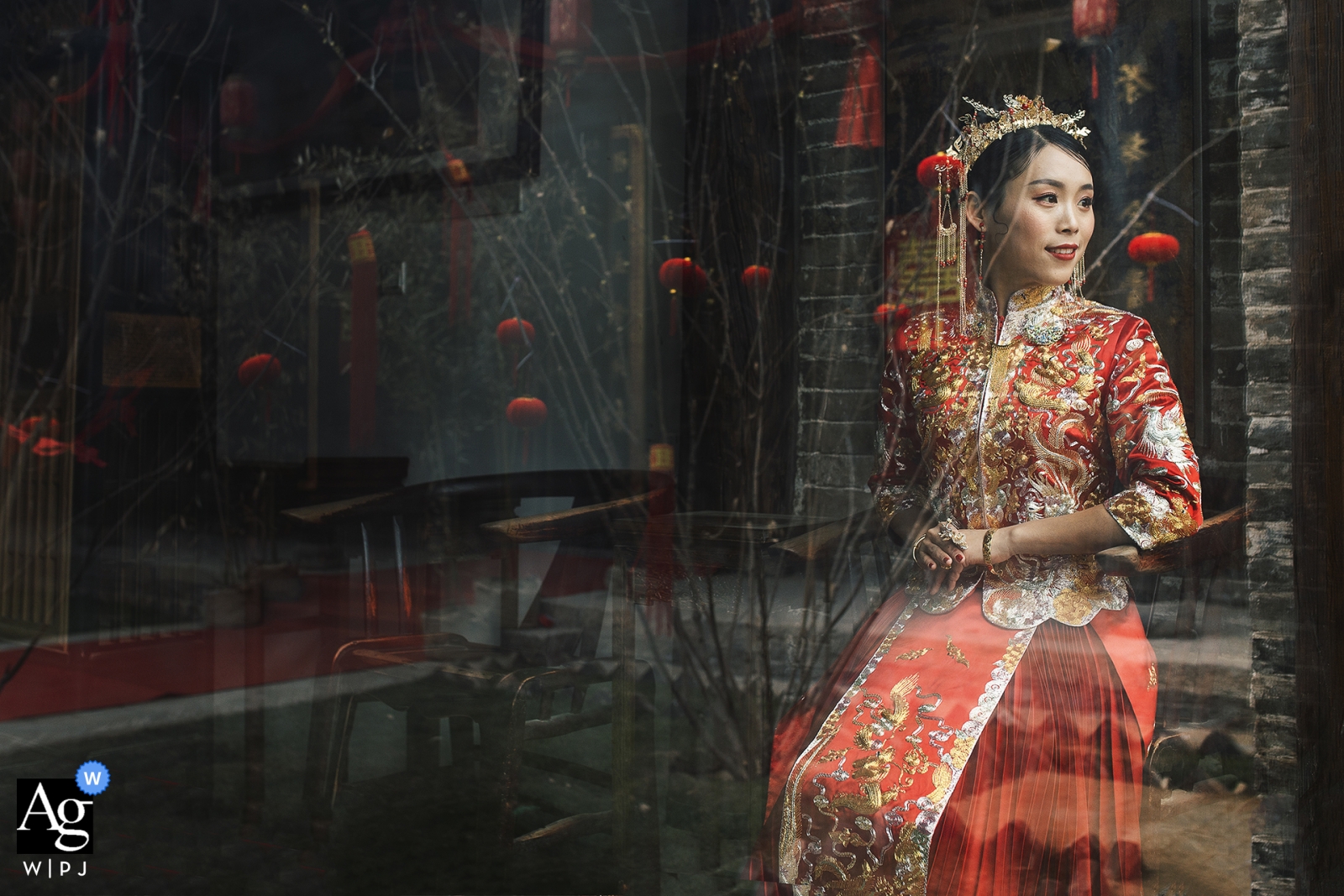 Photo: <a href="https://www.wpja.com/photos/artistic-wedding-photographers/2440566"> Wenbo Si - Zhengzhou Photographe de portrait de mariage Zhengzhou | Au moment des sliences, la mariée se prépare et attend l'arrivée de l'époux.