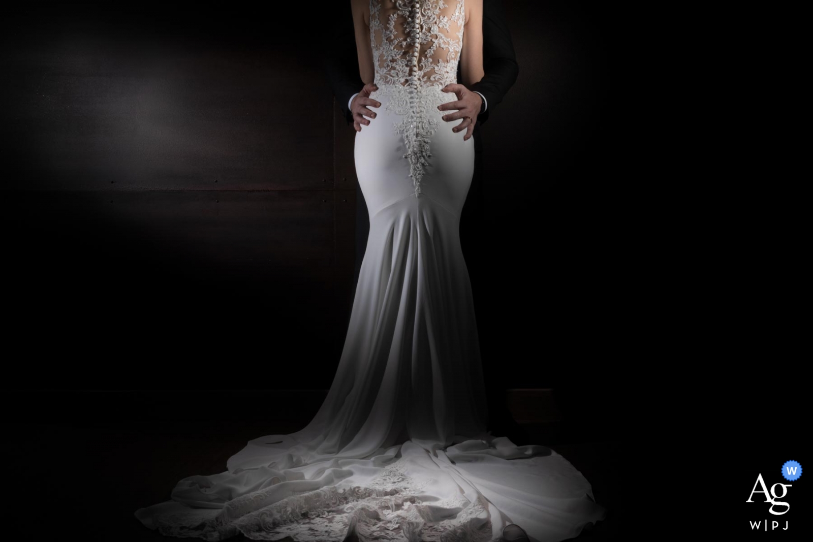 Photo by: <a href="https://www.wpja.com/photos/artistic-wedding-photographers/2440771">Eric Corbacho - São Caetano do Sul São Paulo São Caetano do Sul wedding photographer | Bride Dress Detail from behind with the grooms hands on the brides hips