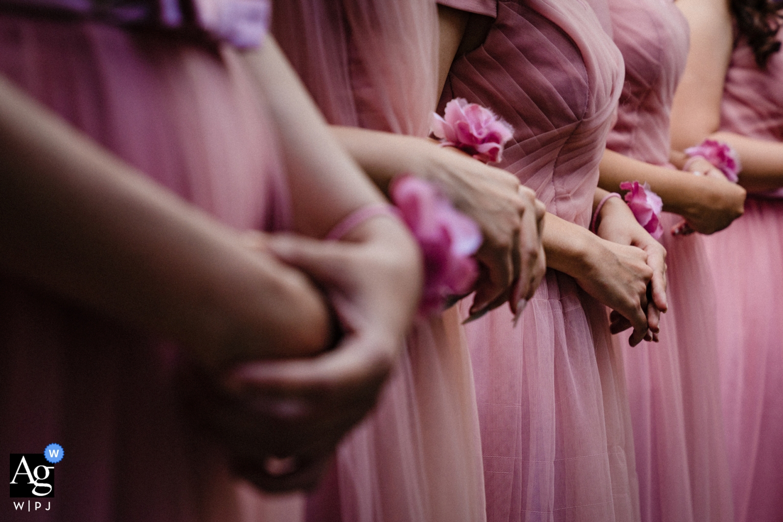 Am Hochzeitstor in Ho-Chi-Minh-Stadt, Vietnam, gab es eine traditionelle Szene mit Brautjungfern mit verschränkten Armen, die identische rosa Kleider trugen und auf die Ankunft des Bräutigams warteten