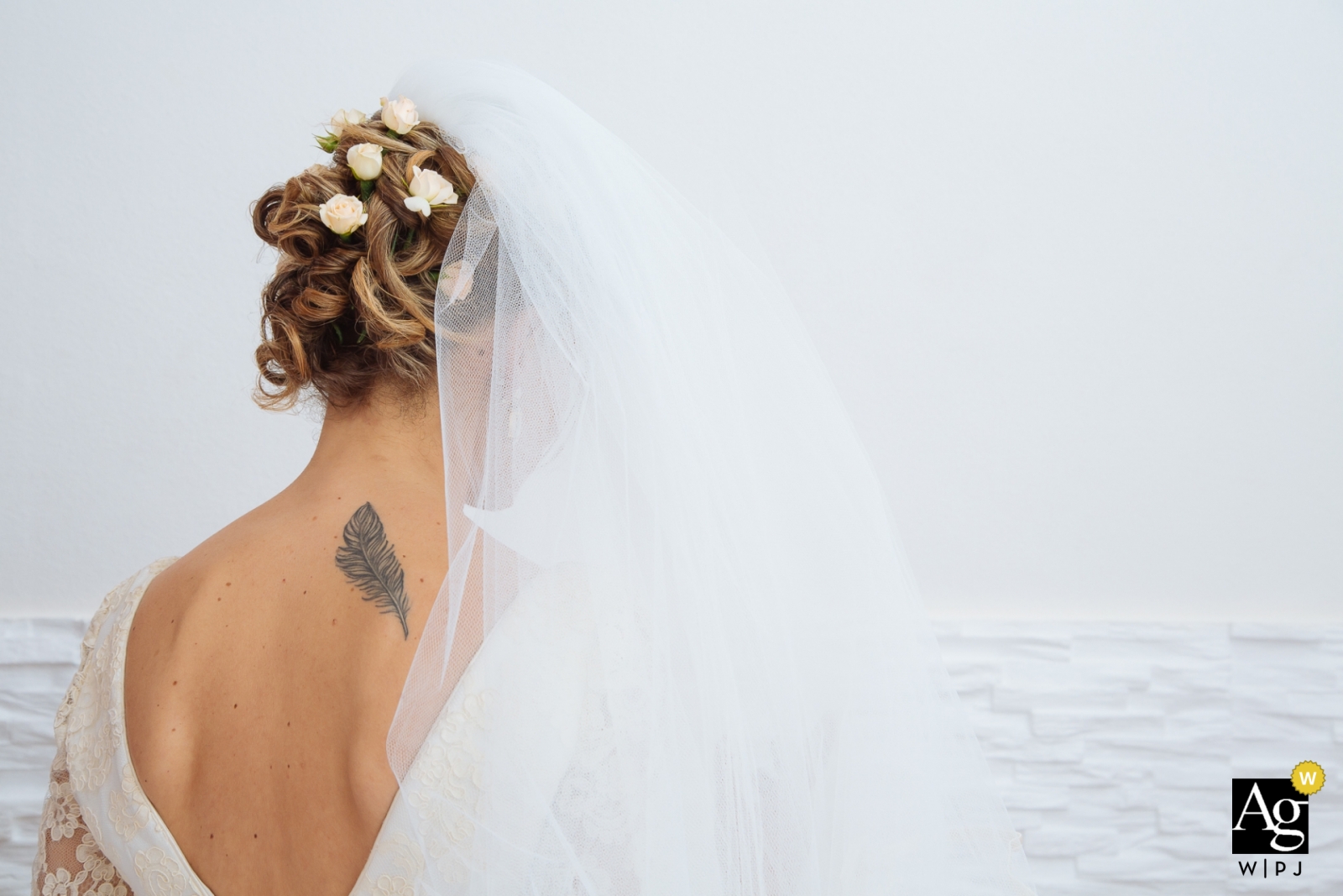 A wedding photograph was taken on the coast of Siracusa, depicting a bride with a tattoo on her back near the ocean