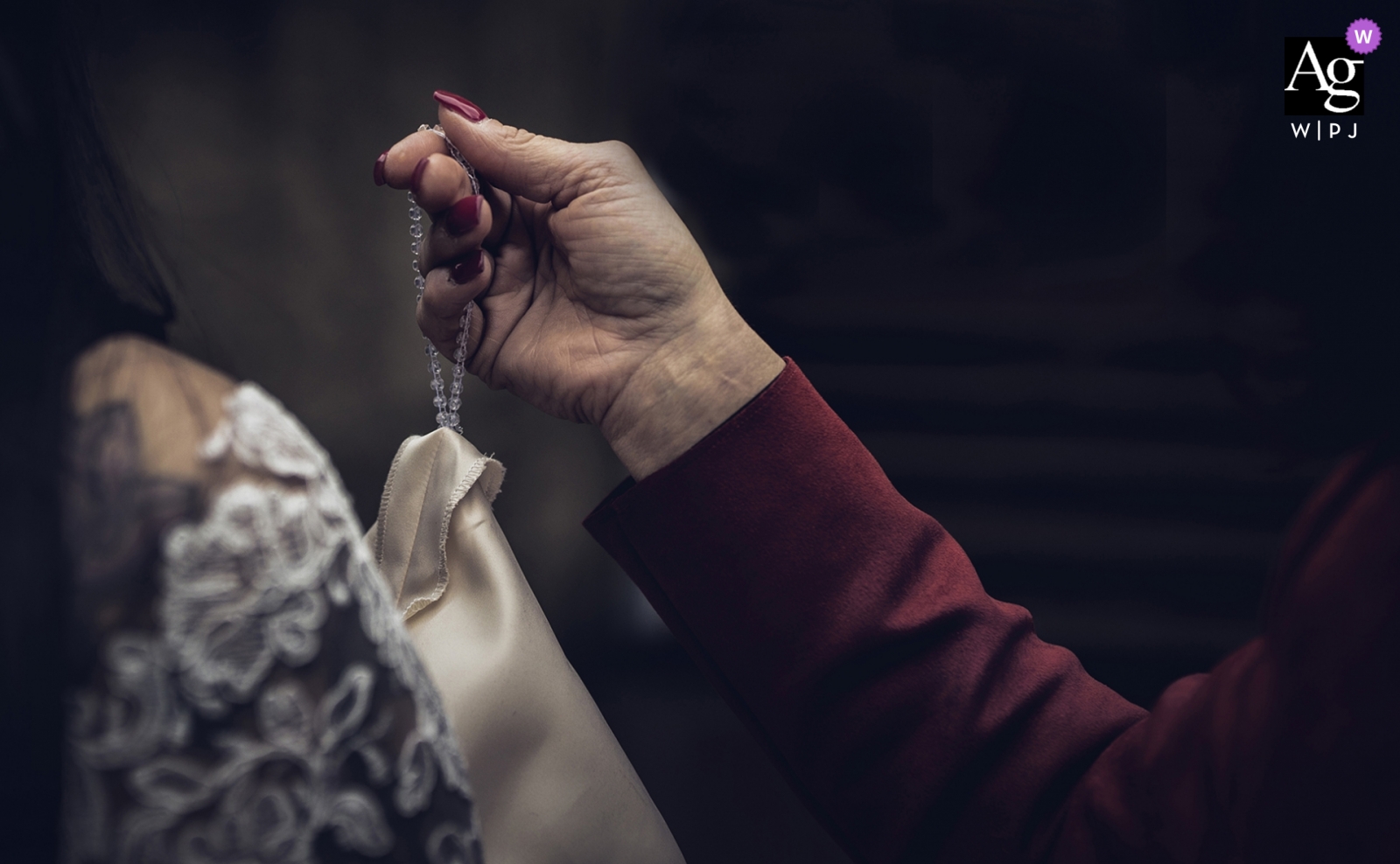 Photo by: <a href="https://www.wpja.com/photos/artistic-wedding-photographers/2442676">Matteo Originale - Bolano La Spezia Lerici wedding photographer | touch of hand to hold the brides dress up
