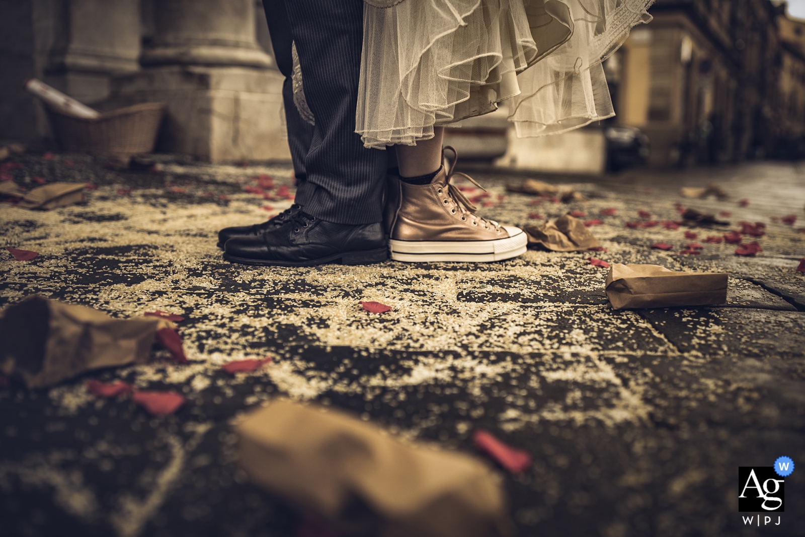 Ein Foto einer Hochzeit in La Spezia mit Schuhen im Detail wurde mit der Heel-to-Heel- und Back-to-Back-Technik aufgenommen