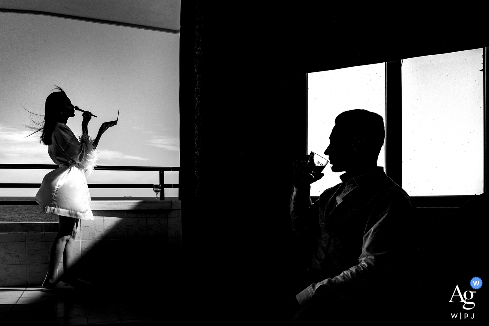 Le couple, se préparant pour leur mariage de différentes manières, avec la femme se maquillant et le marié prenant un verre, a été photographié dans un profil de silhouette à Mersin