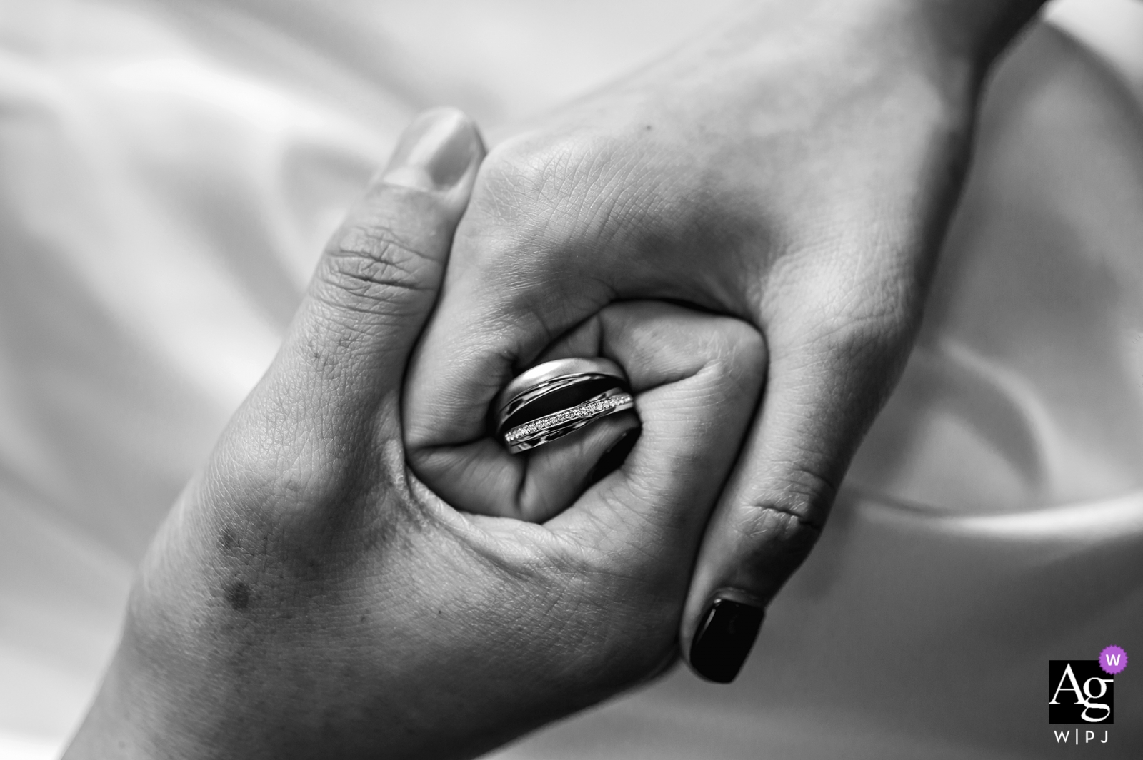 Détail de la bague de mariage artistique avec les mains du marié et de la mariée à Fuzhou