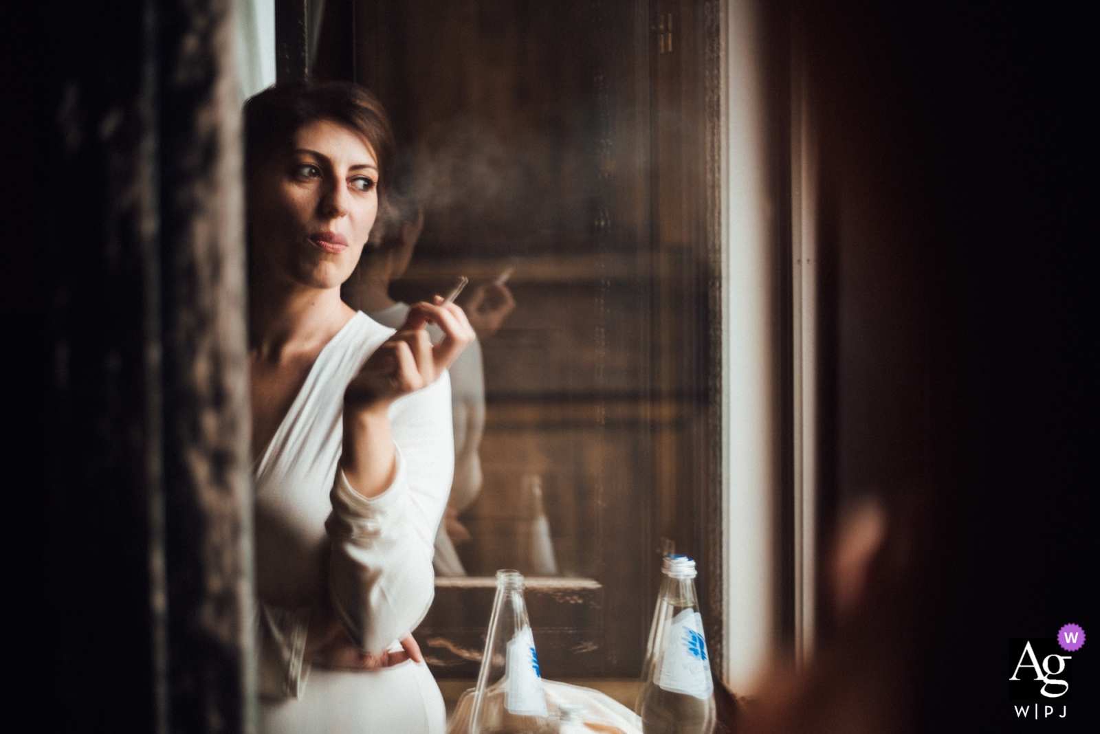 At Calabretto, the bride took her last cigarette as a single woman before the ceremony