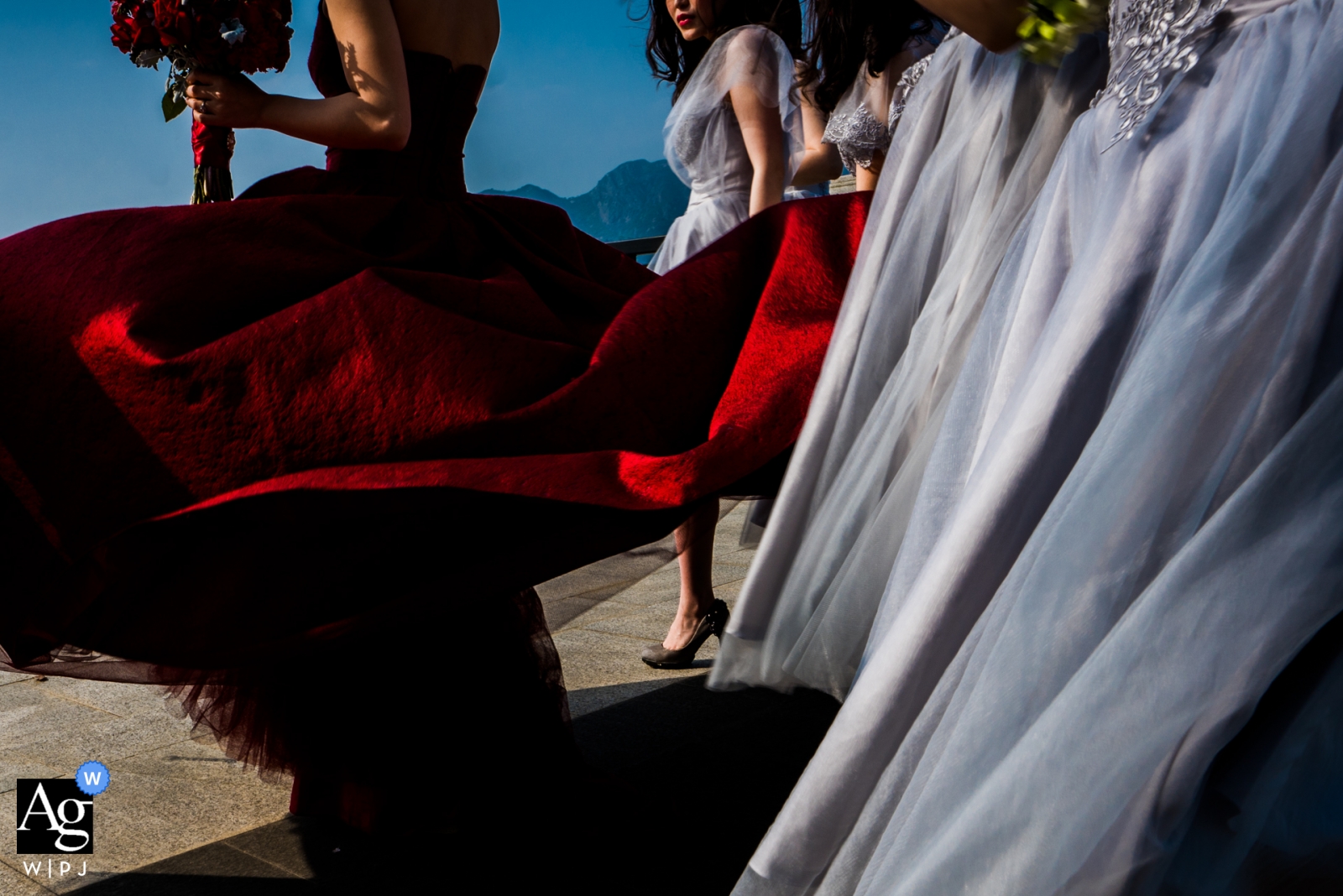 Photo by: <a href="https://www.wpja.com/photos/artistic-wedding-photographers/2450076">Vinci Wang - FuZhou Wenzhou actual day wedding photographer | bride and bridesmaids Preparing for the ceremony outside in the wind with their bouquets.