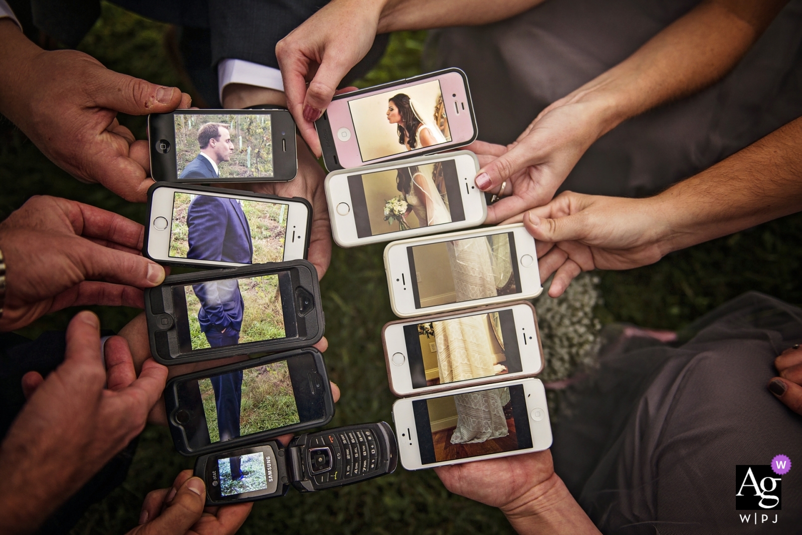 Le photographe a complété les photos de la fête de mariage prises sur les téléphones avec un portrait professionnel du couple à Bluemont Vineyard