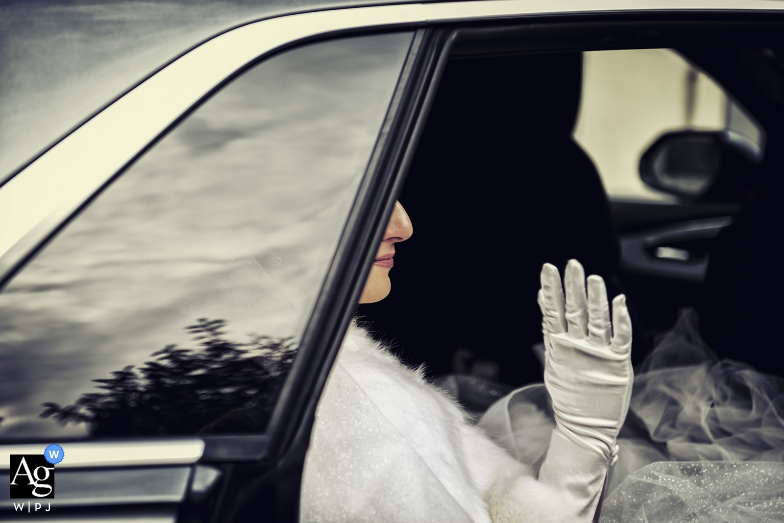 Im La Barcella in Robecco sul Naviglio, Italien, traf die Braut im großen Stil ein und winkte mit behandschuhter Hand vom Rücksitz einer Limousine aus